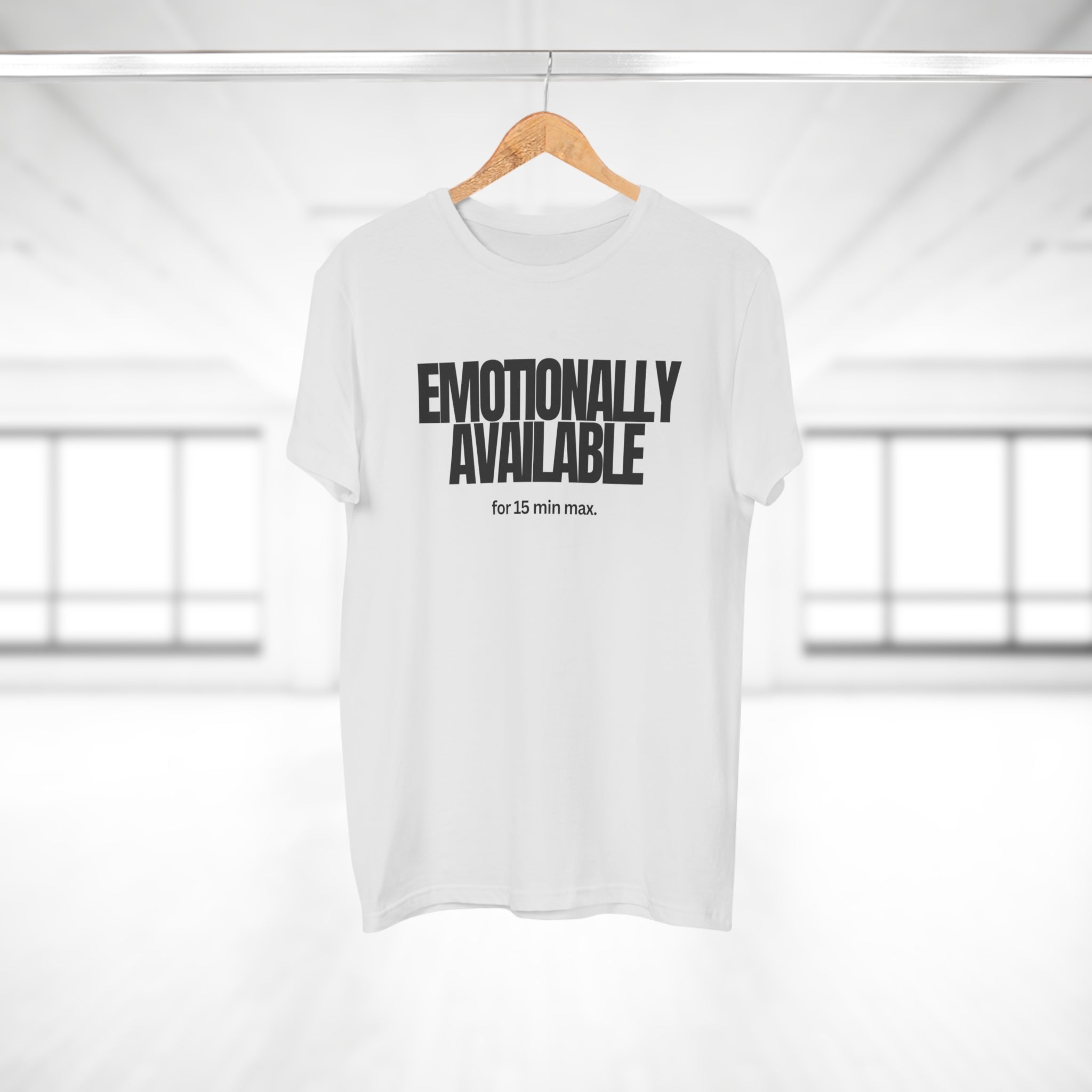 Emotionally Available for 15 min max. - Zeig Haltung – Männer Shirt mit Statement aus reiner Baumwolle