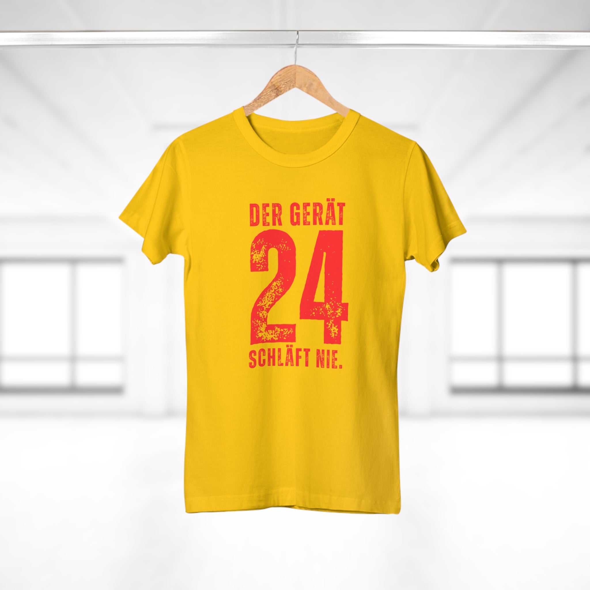 24 DER GERÄT SCHLÄFT NIE - Freches Shirt für starke Frauen – Stylisches T-Shirt mit Aussage