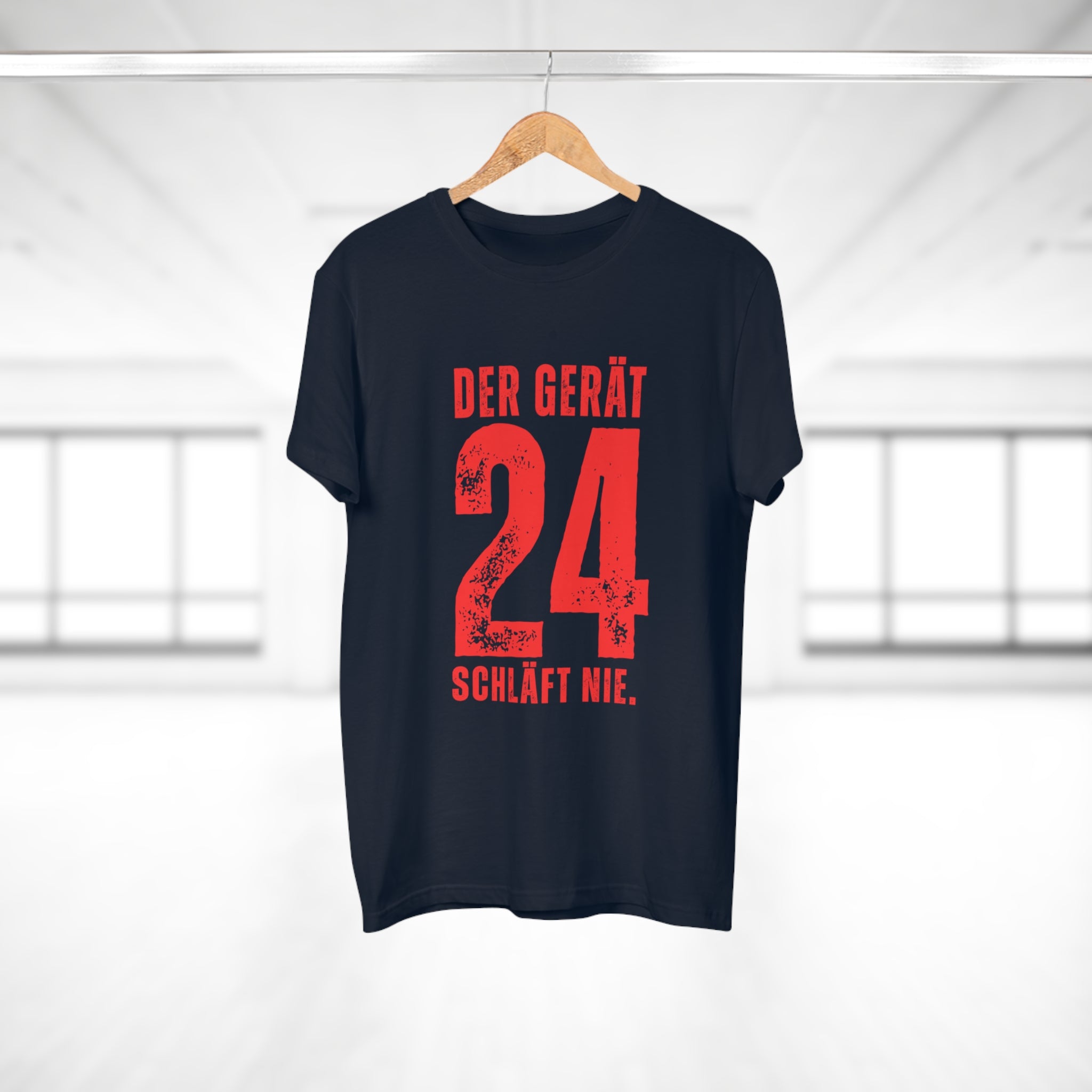 DER GERÄT SCHLÄFT NIE - Baumwoll-Shirt mit Ansage – Reden ist Silber, Tragen ist Gold