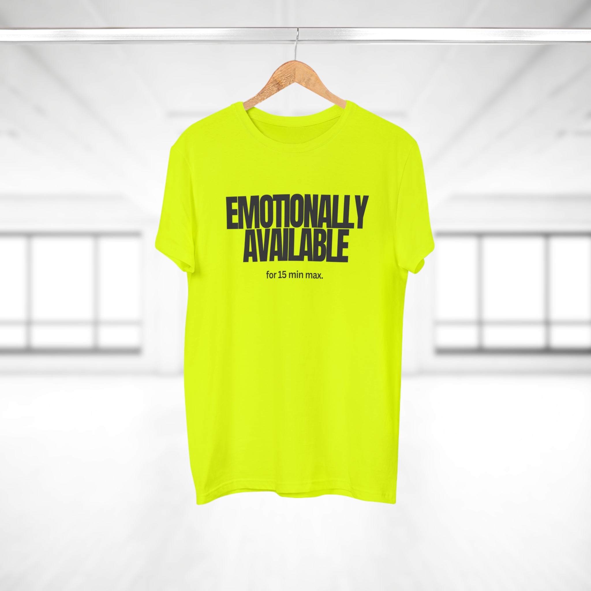 Emotionally Available for 15 min max. - Zeig Haltung – Männer Shirt mit Statement aus reiner Baumwolle