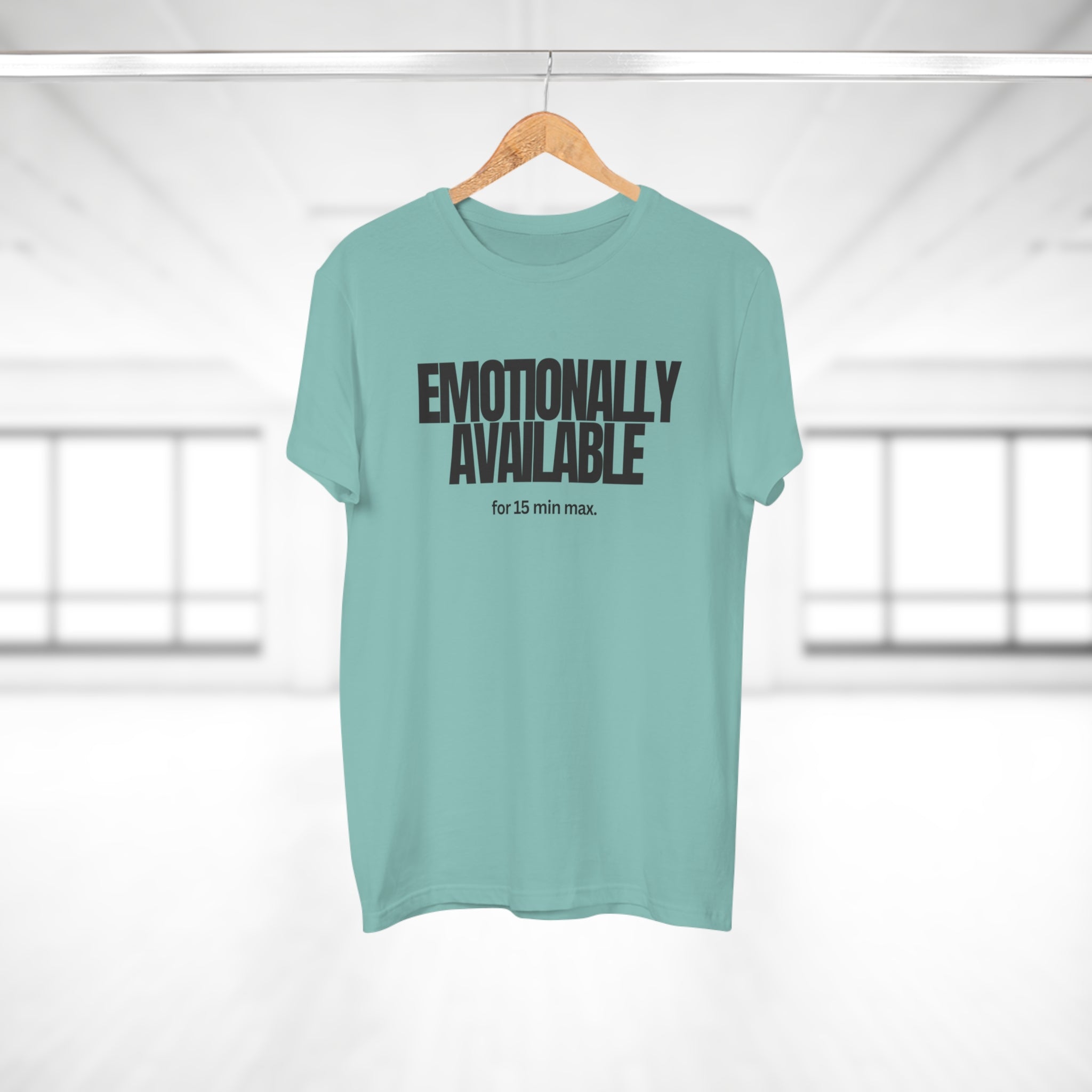 Emotionally Available for 15 min max. - Zeig Haltung – Männer Shirt mit Statement aus reiner Baumwolle