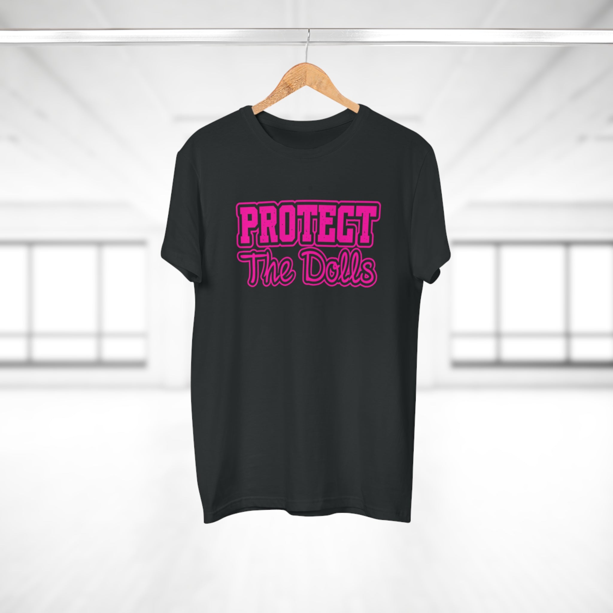 PROTECT THE DOLLS - Lässiges T-Shirt aus 100% Baumwolle mit auffälligem Print – Ideal für Alltag & Festival"