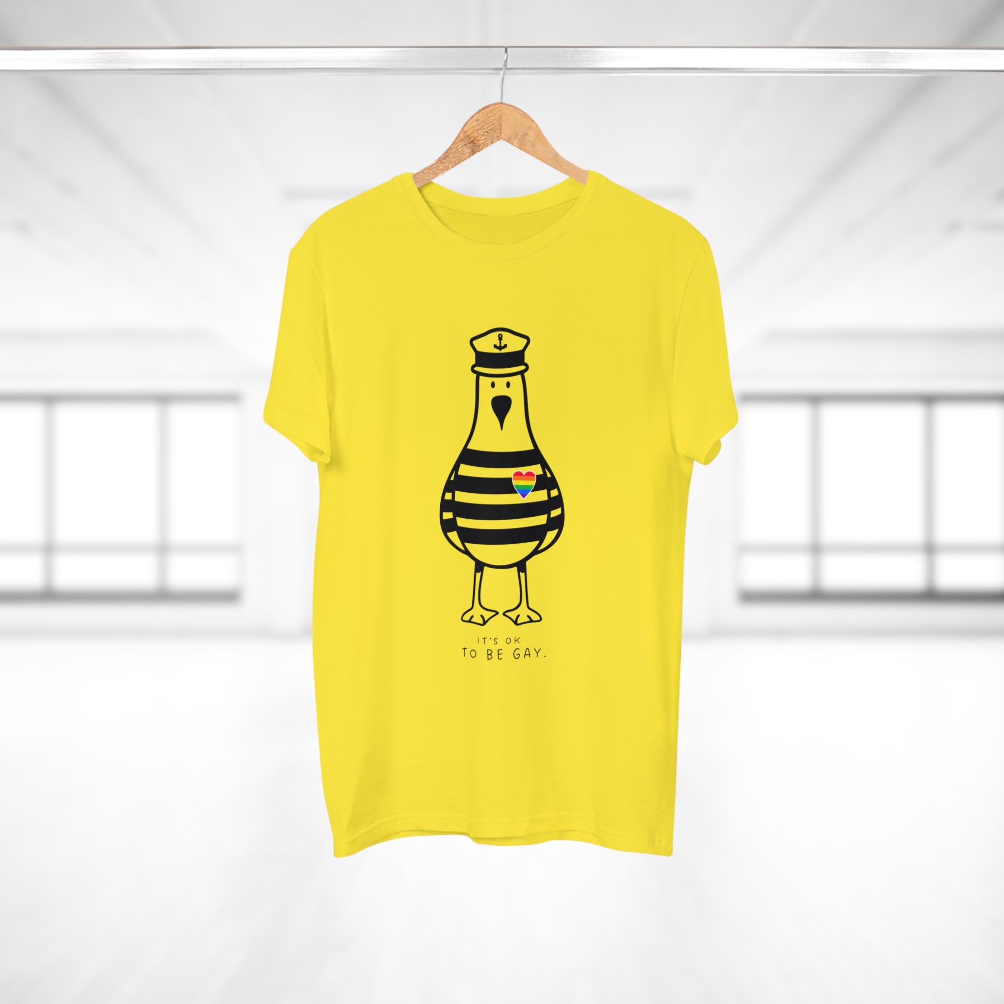IT‘S OK TO BE GAY - Männer T-Shirt mit Möwenprint – Buntes Statement Shirt für Pride, Festival & Freizeit