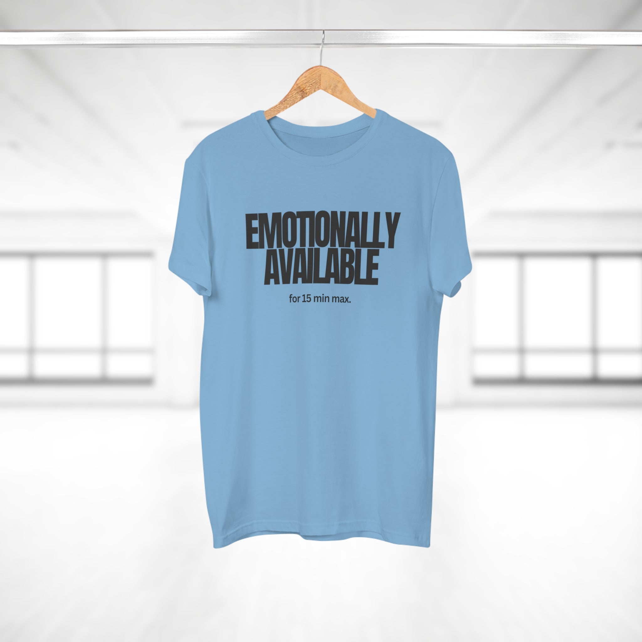 Emotionally Available for 15 min max. - Zeig Haltung – Männer Shirt mit Statement aus reiner Baumwolle