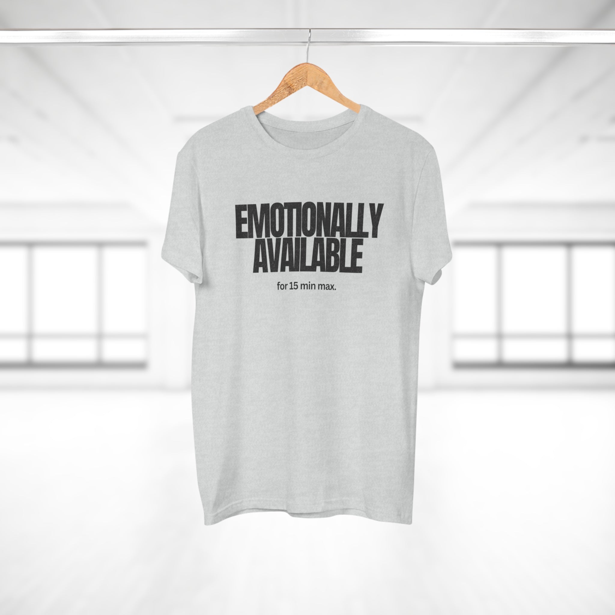 Emotionally Available for 15 min max. - Zeig Haltung – Männer Shirt mit Statement aus reiner Baumwolle