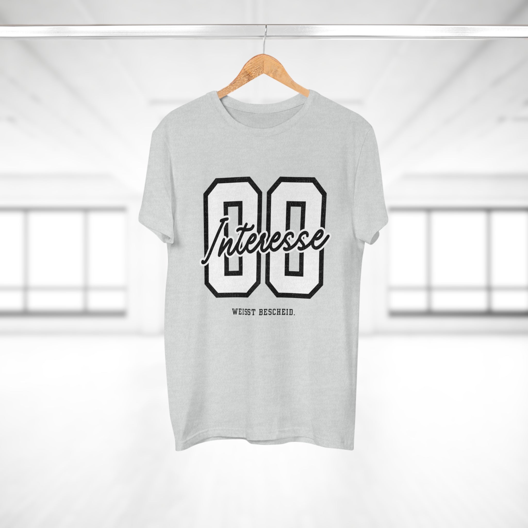 INTERESSE. WEISST BESCHEID - Sarkastisches Herren T-Shirt mit frechem Spruch – Ironisches Funshirt