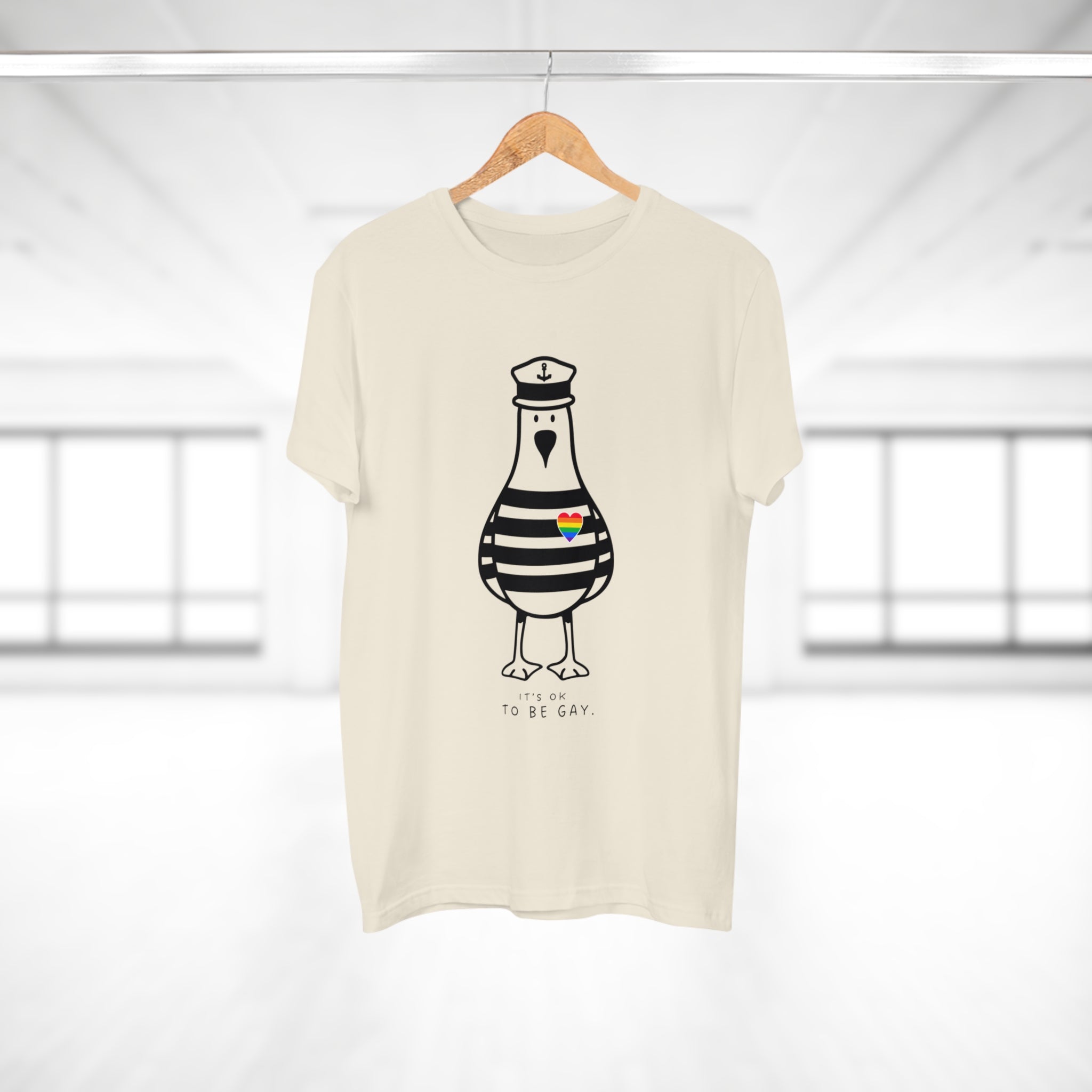 IT‘S OK TO BE GAY - Männer T-Shirt mit Möwenprint – Buntes Statement Shirt für Pride, Festival & Freizeit