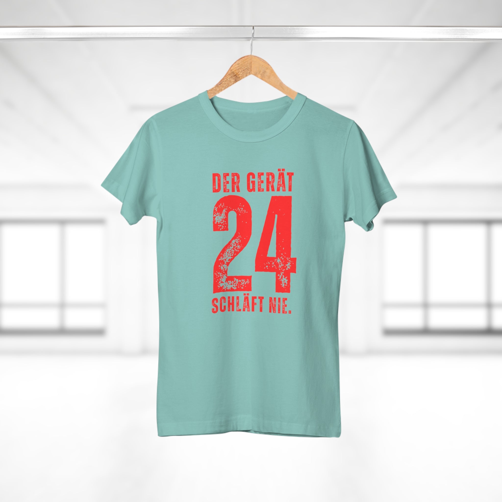 24 DER GERÄT SCHLÄFT NIE - Freches Shirt für starke Frauen – Stylisches T-Shirt mit Aussage