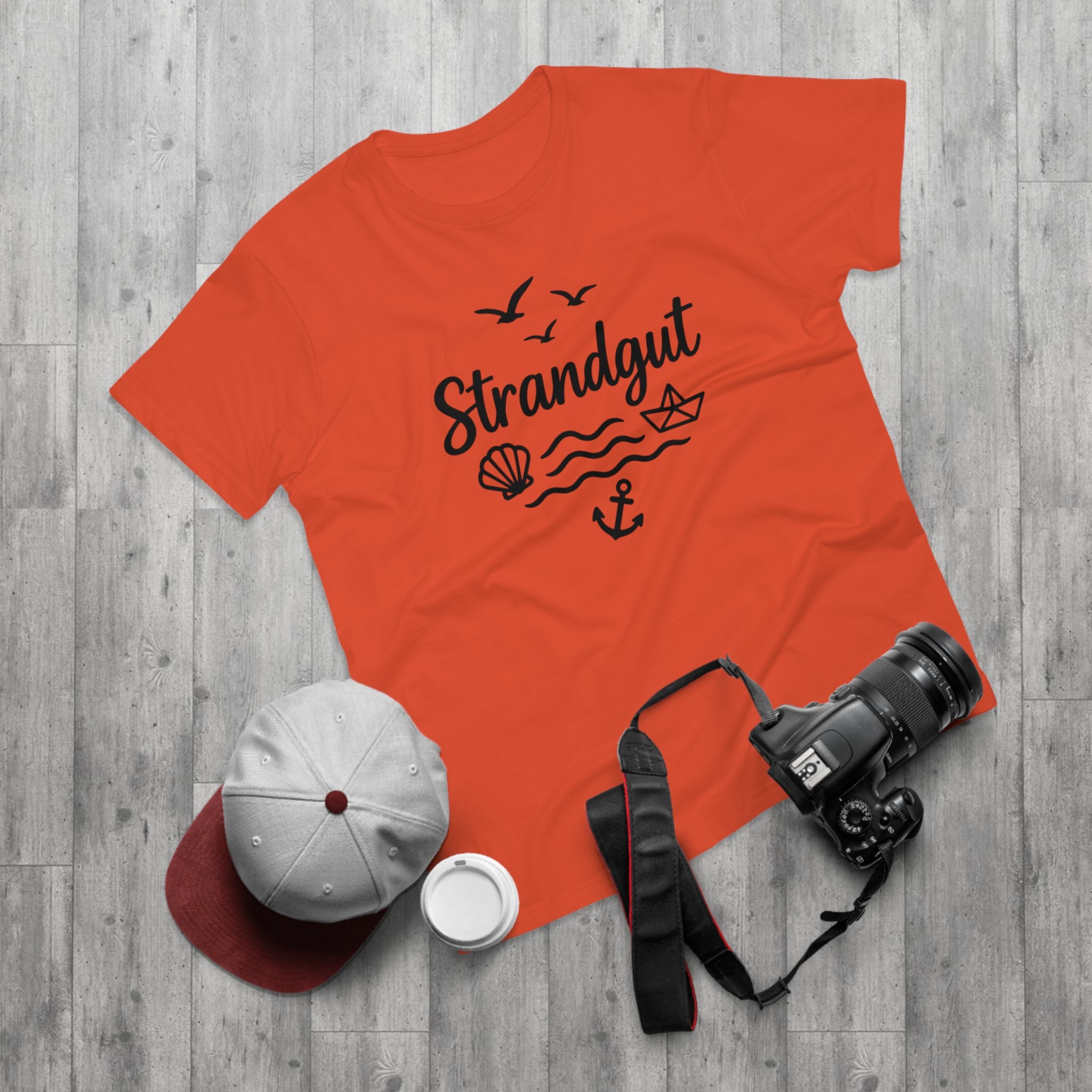 Strandgut T-Shirt – Maritimes Shirt mit Muschel, Anker & Papierboot – Küstenmode