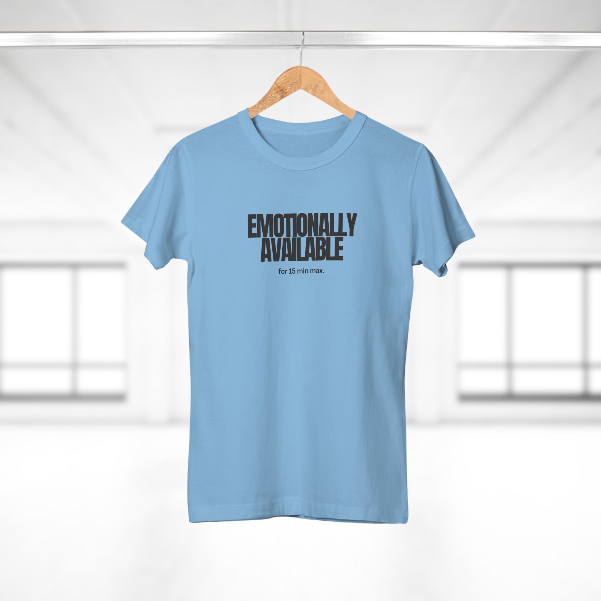 Emotionally Available for 15 min max. - Statement Shirt Frauen – Freches, witziges T-Shirt mit Spruch für Powerfrauen & Girlbosses