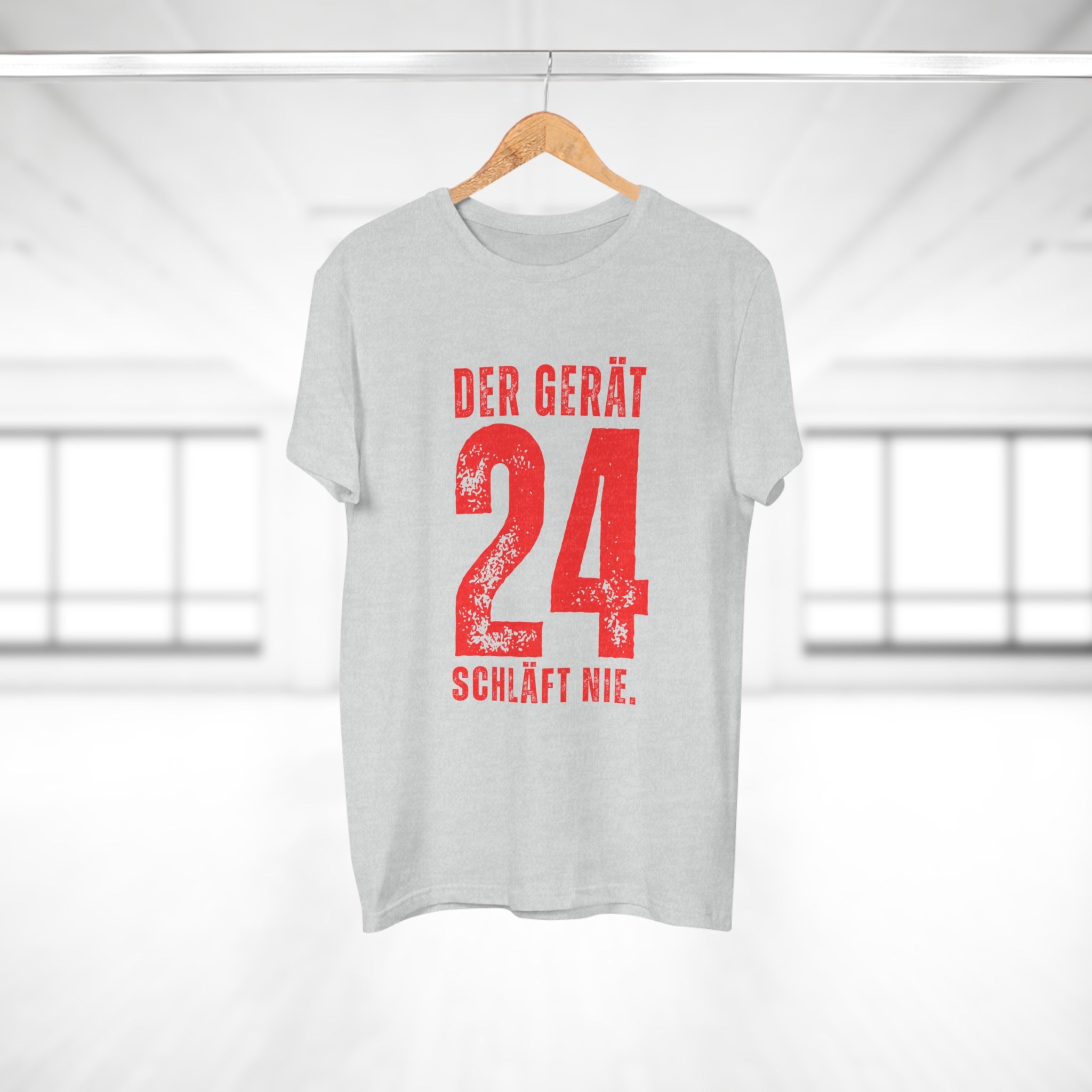 DER GERÄT SCHLÄFT NIE - Baumwoll-Shirt mit Ansage – Reden ist Silber, Tragen ist Gold