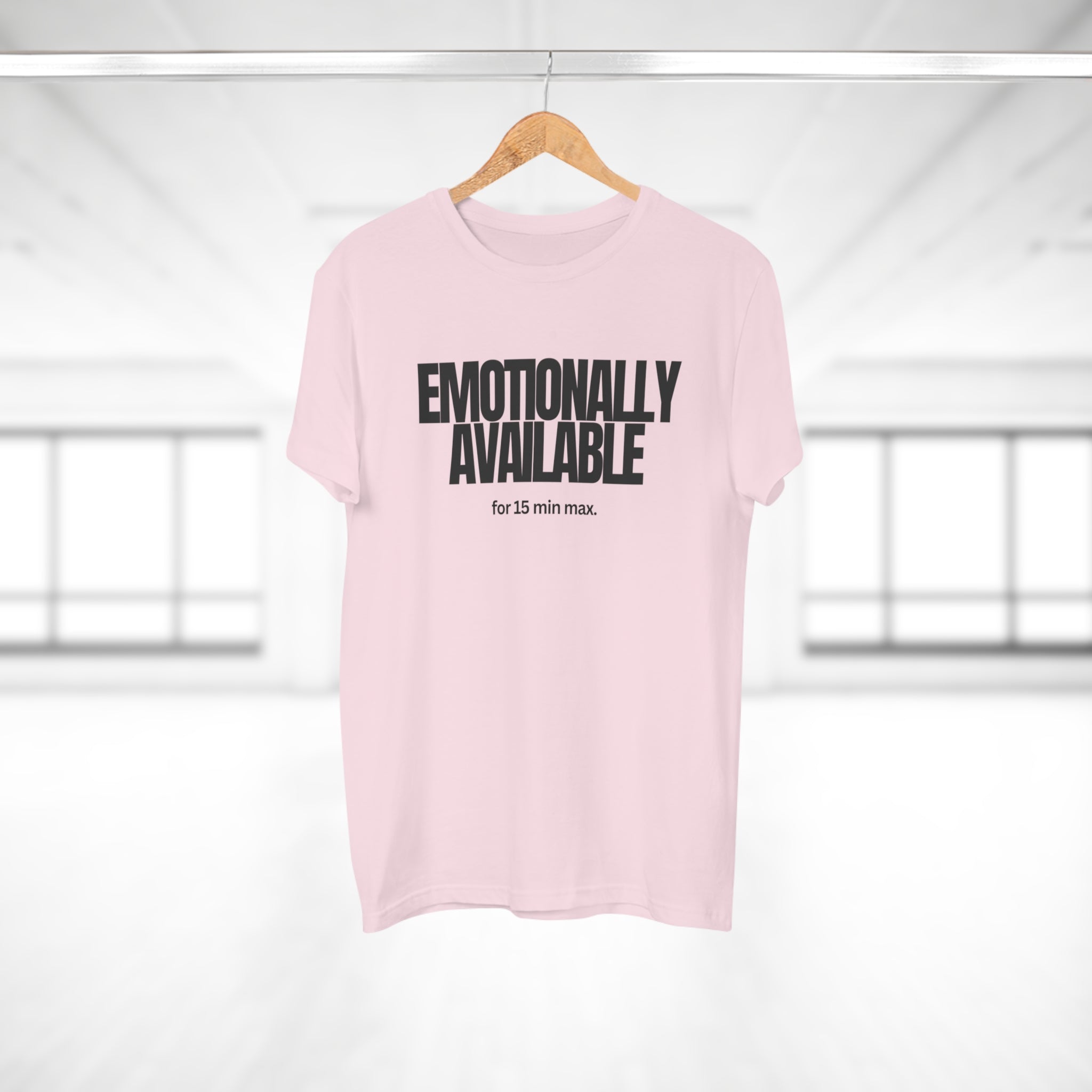 Emotionally Available for 15 min max. - Zeig Haltung – Männer Shirt mit Statement aus reiner Baumwolle