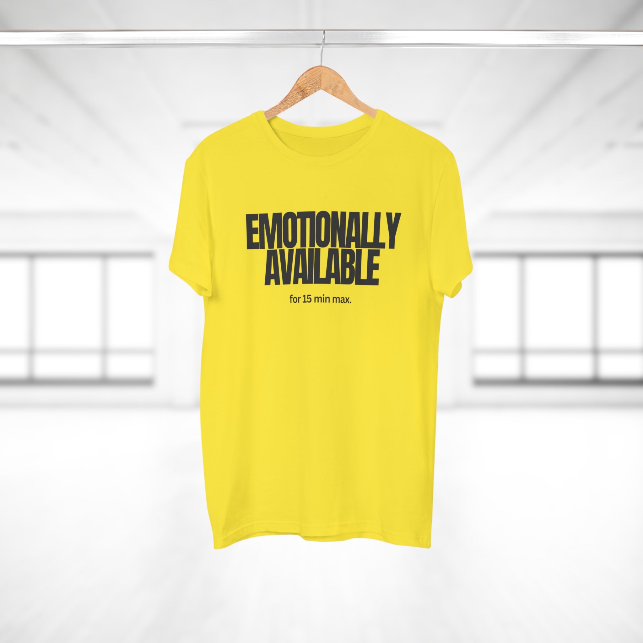 Emotionally Available for 15 min max. - Zeig Haltung – Männer Shirt mit Statement aus reiner Baumwolle