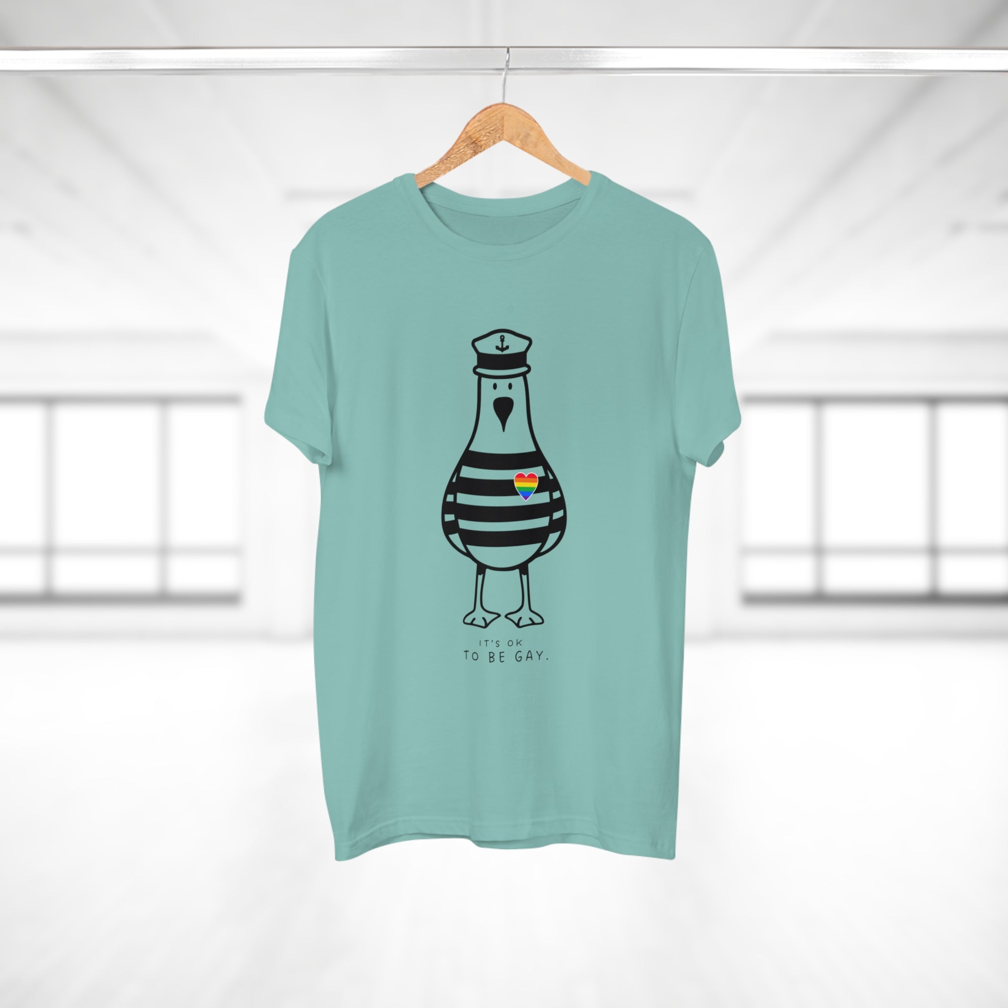 IT‘S OK TO BE GAY - Männer T-Shirt mit Möwenprint – Buntes Statement Shirt für Pride, Festival & Freizeit