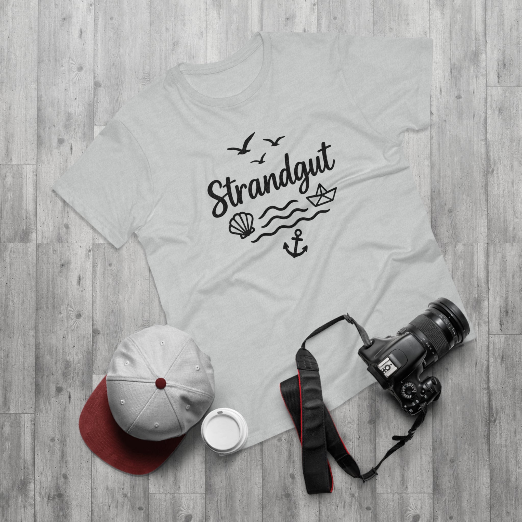 Strandgut T-Shirt – Maritimes Shirt mit Muschel, Anker & Papierboot – Küstenmode