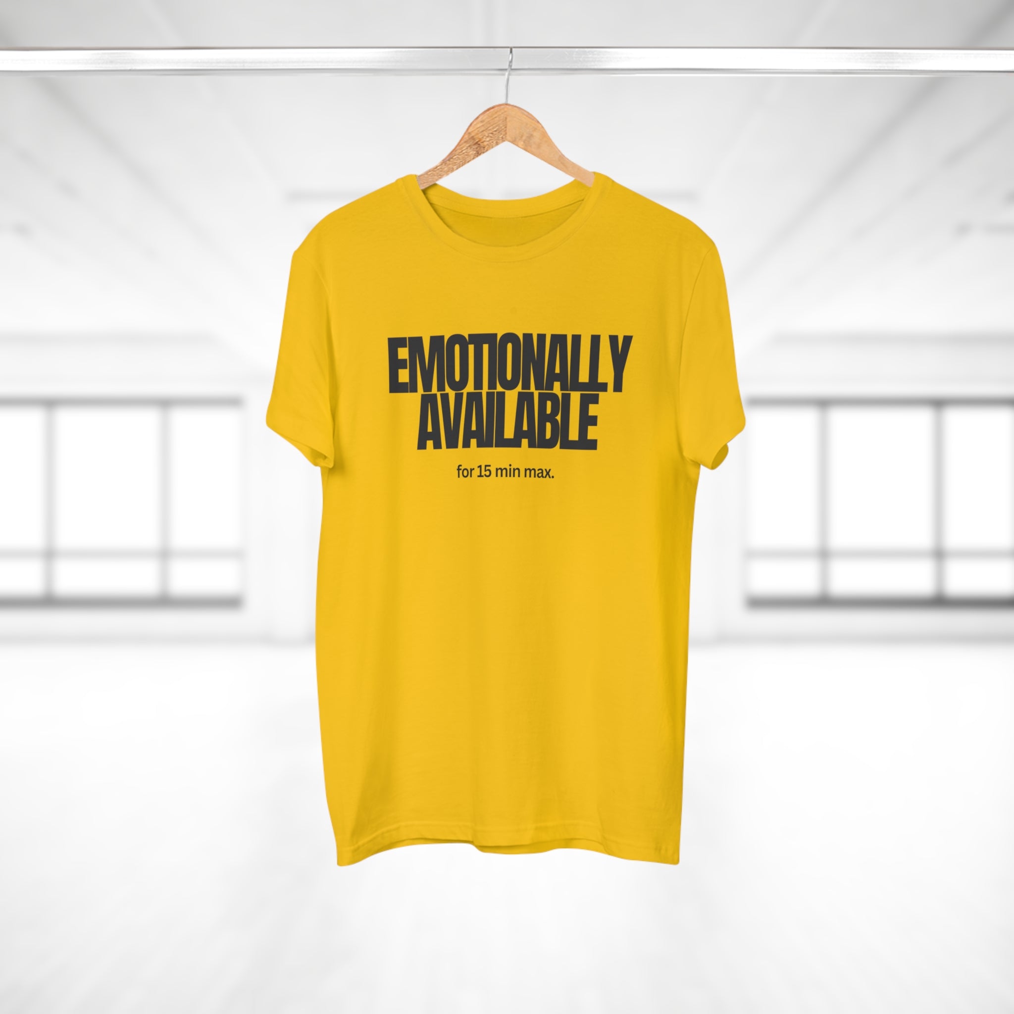 Emotionally Available for 15 min max. - Zeig Haltung – Männer Shirt mit Statement aus reiner Baumwolle