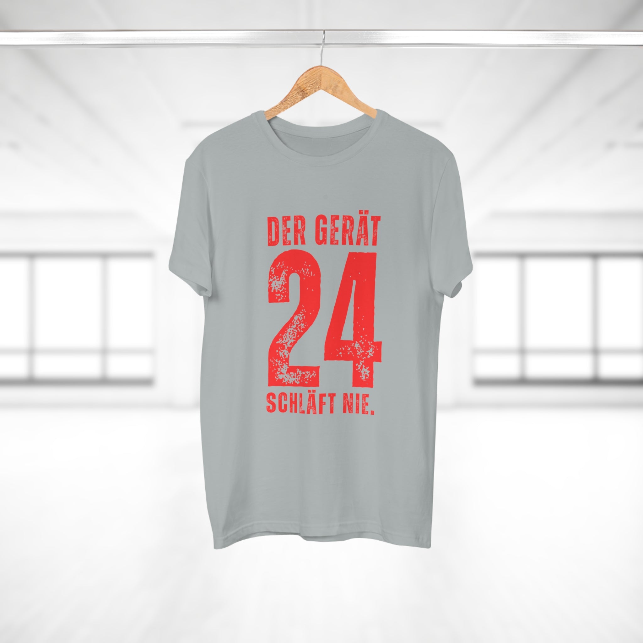DER GERÄT SCHLÄFT NIE - Baumwoll-Shirt mit Ansage – Reden ist Silber, Tragen ist Gold