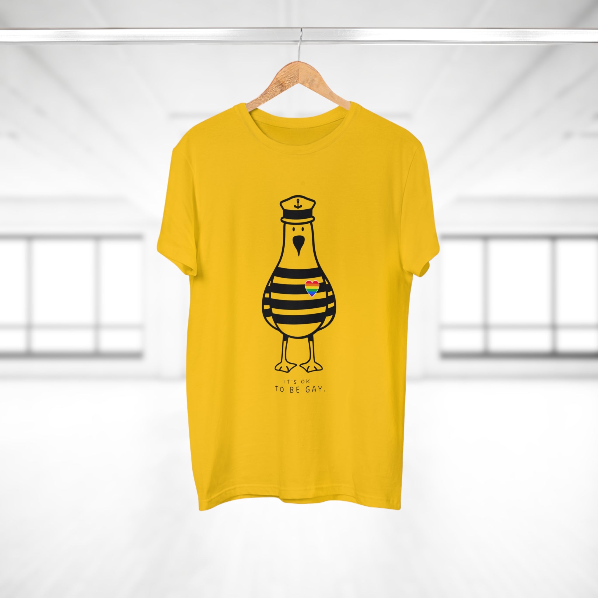 IT‘S OK TO BE GAY - Männer T-Shirt mit Möwenprint – Buntes Statement Shirt für Pride, Festival & Freizeit