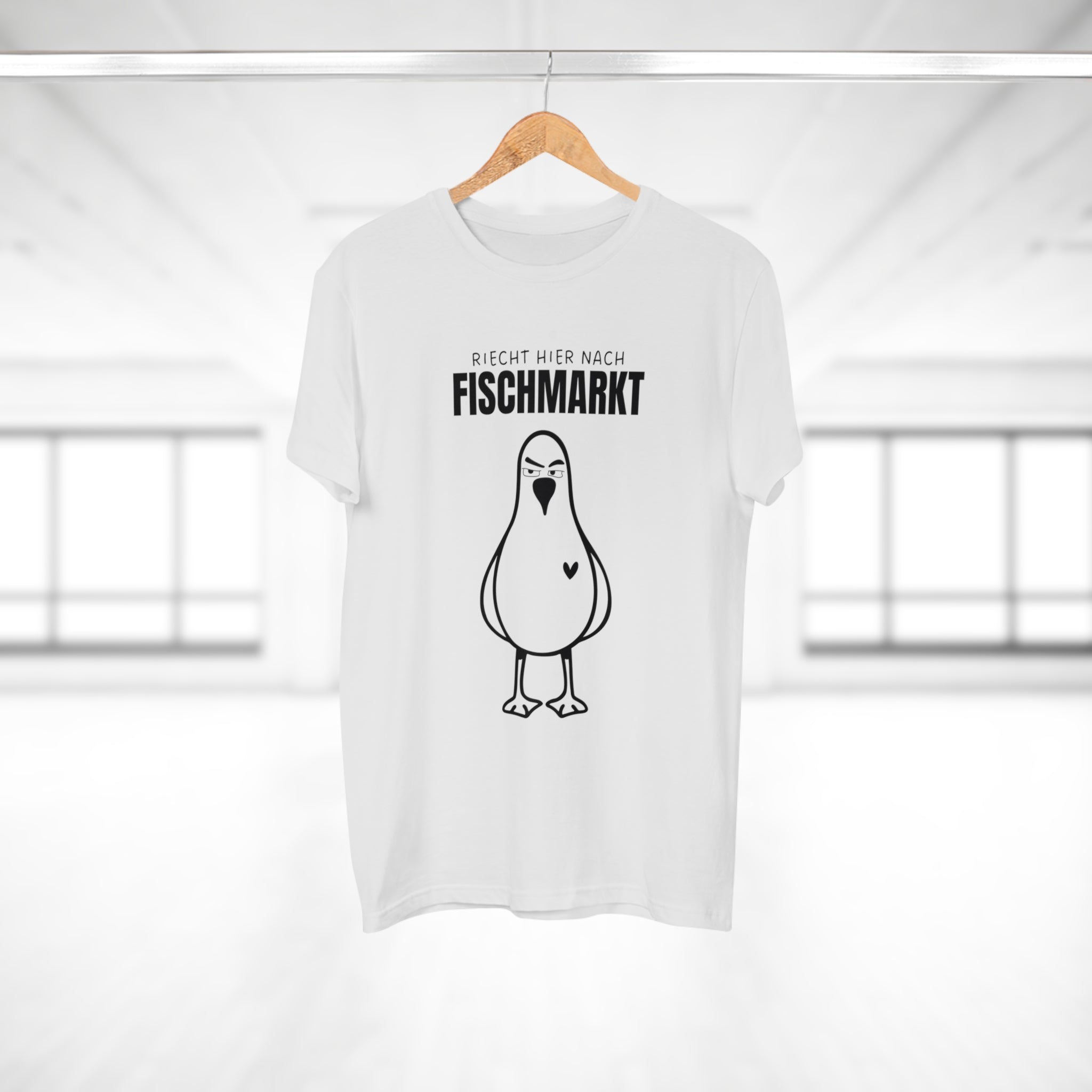 RIECHT HIER NACH FISCHMARKT
- Freches Hamburg Shirt – Mit hanseatischem Humor und maritimem Flair