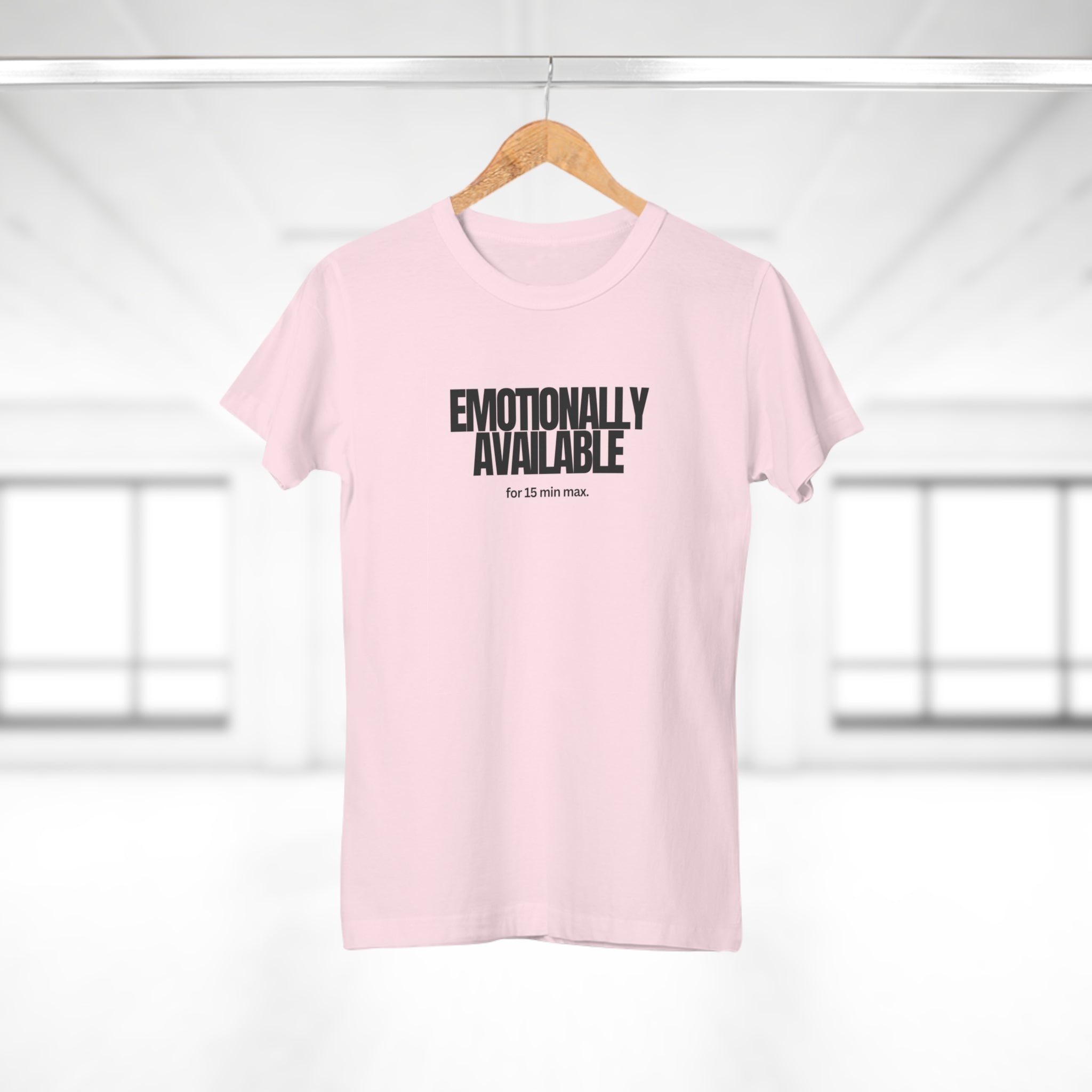 Emotionally Available for 15 min max. - Statement Shirt Frauen – Freches, witziges T-Shirt mit Spruch für Powerfrauen & Girlbosses