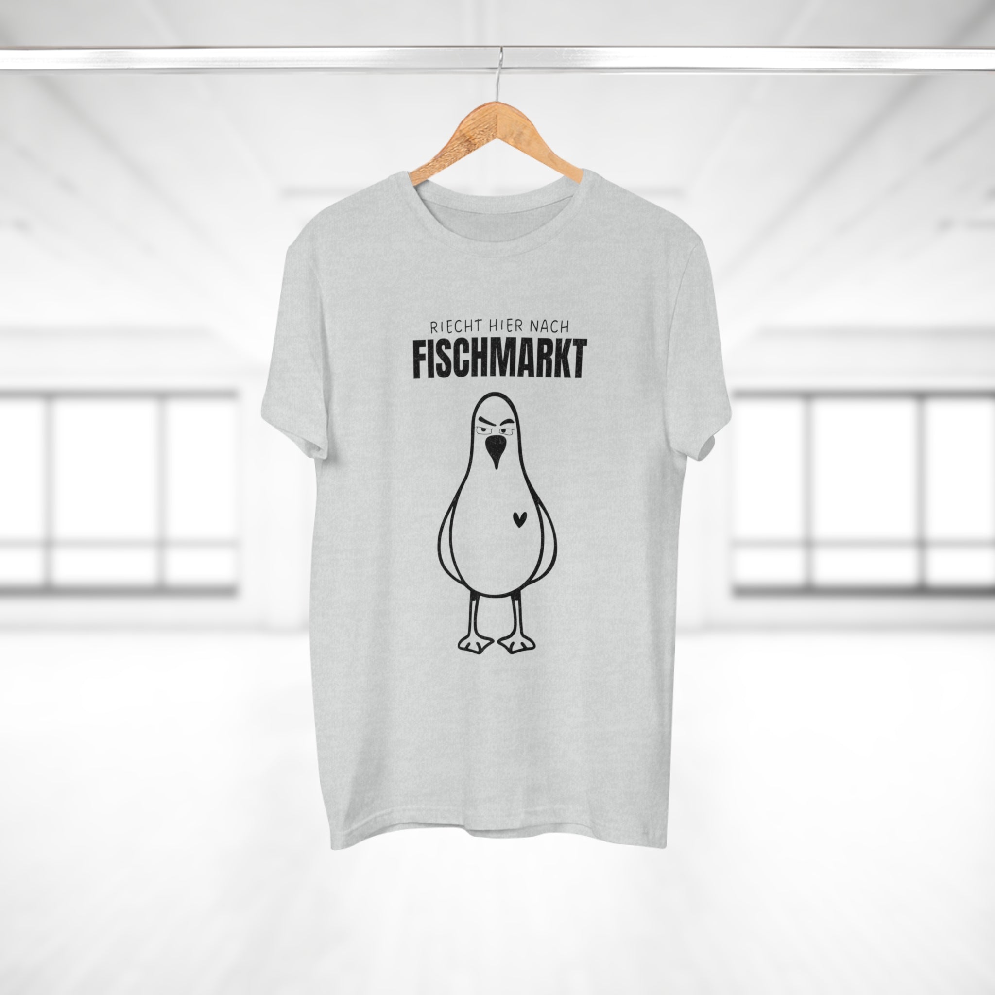 RIECHT HIER NACH FISCHMARKT
- Freches Hamburg Shirt – Mit hanseatischem Humor und maritimem Flair