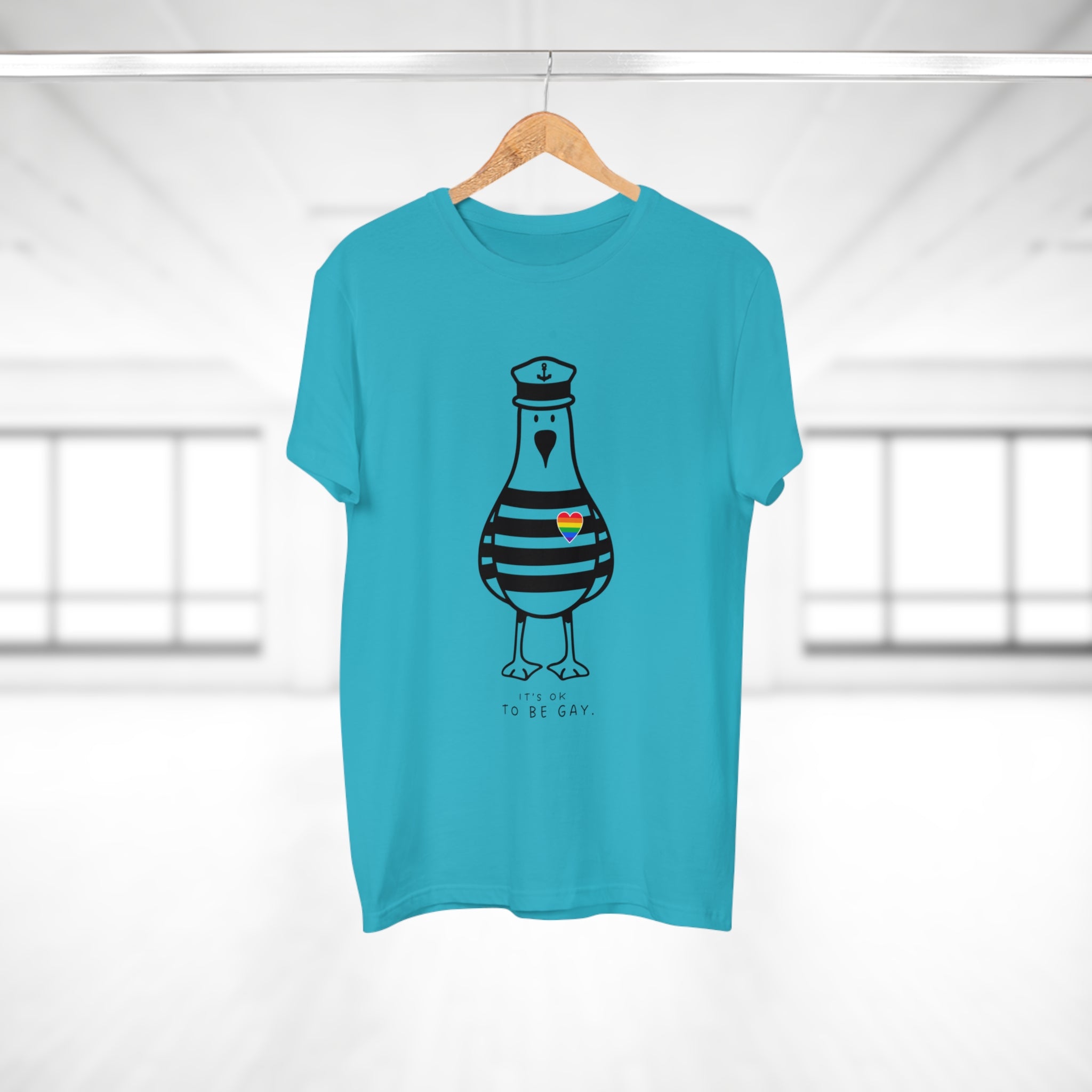 IT‘S OK TO BE GAY - Männer T-Shirt mit Möwenprint – Buntes Statement Shirt für Pride, Festival & Freizeit
