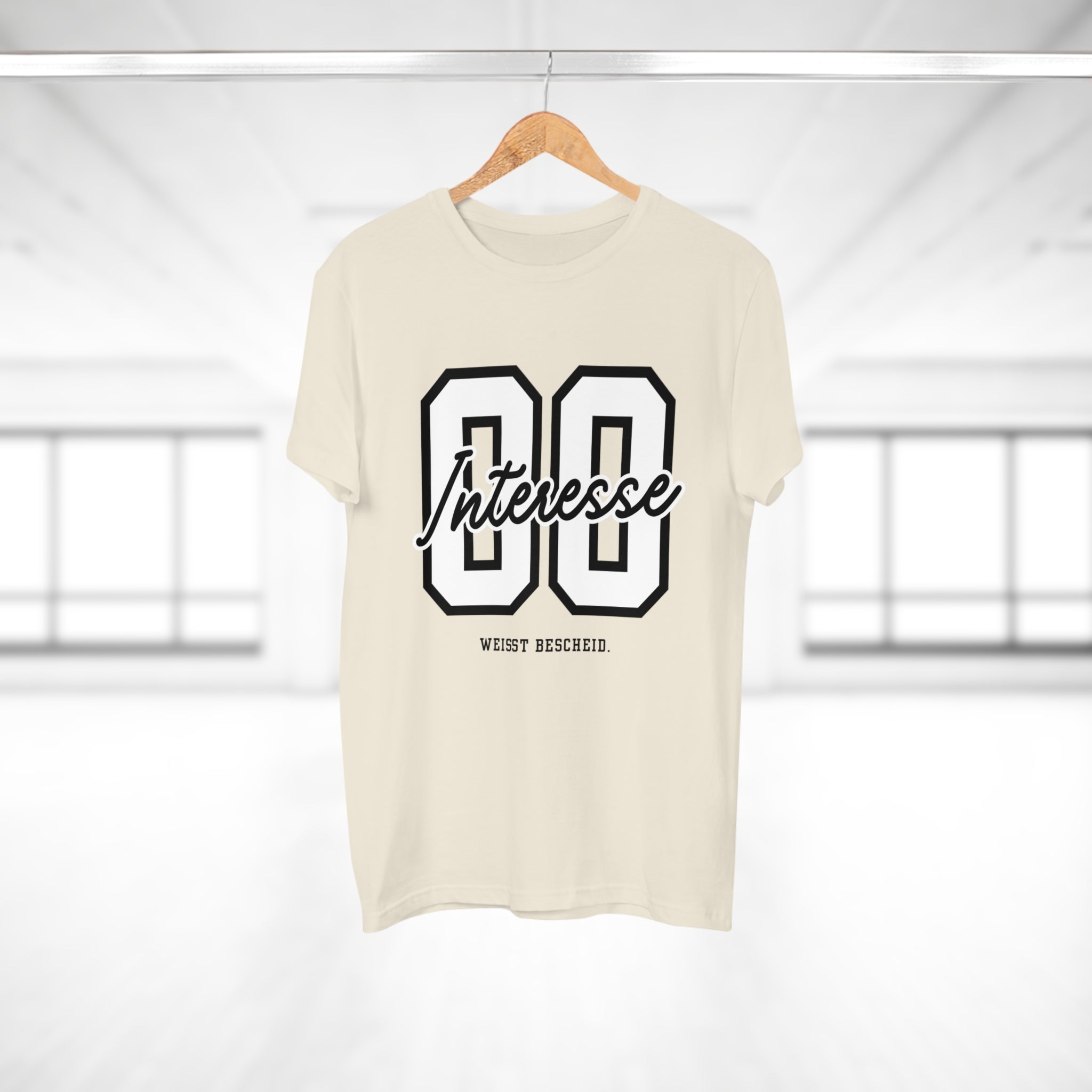INTERESSE. WEISST BESCHEID - Sarkastisches Herren T-Shirt mit frechem Spruch – Ironisches Funshirt