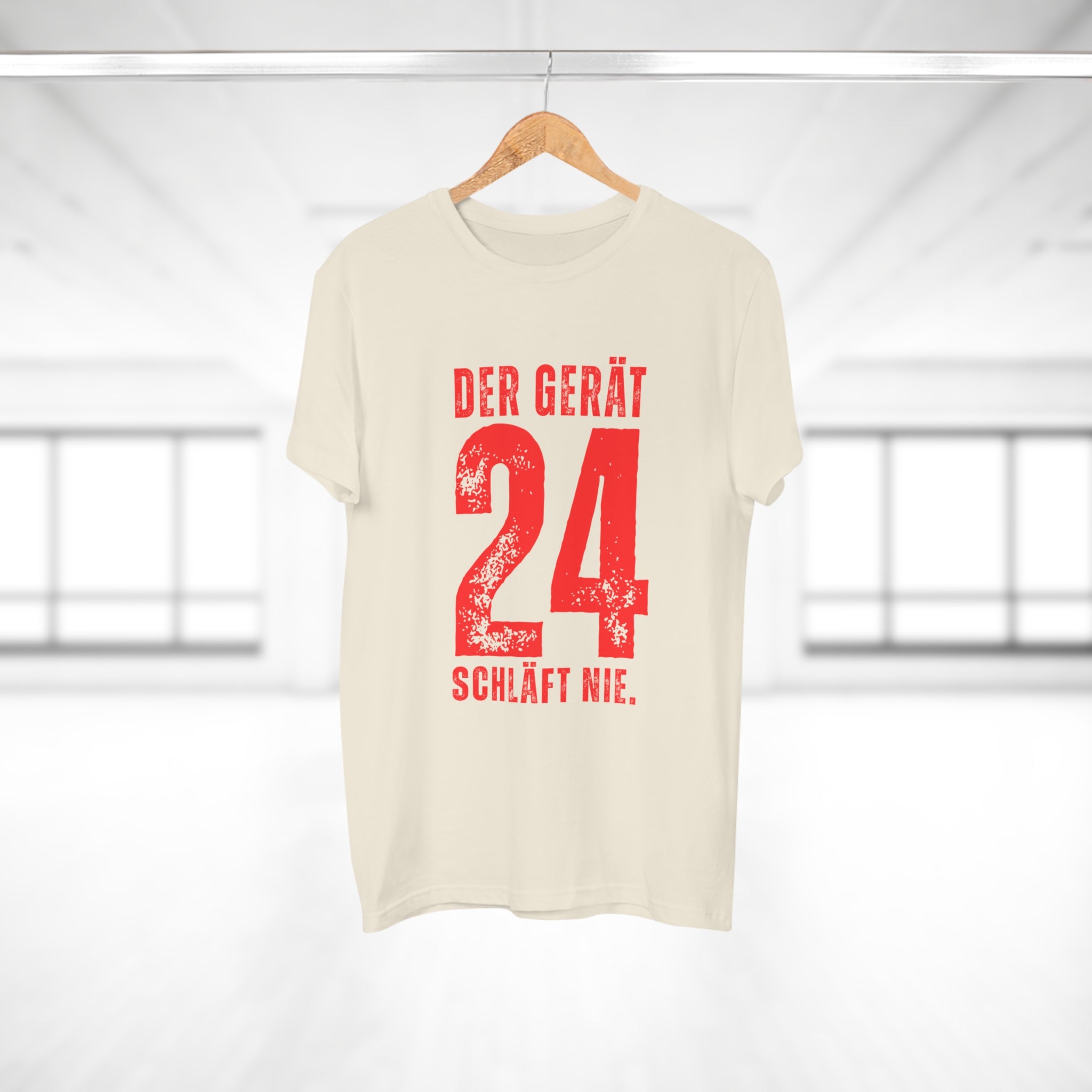 DER GERÄT SCHLÄFT NIE - Baumwoll-Shirt mit Ansage – Reden ist Silber, Tragen ist Gold