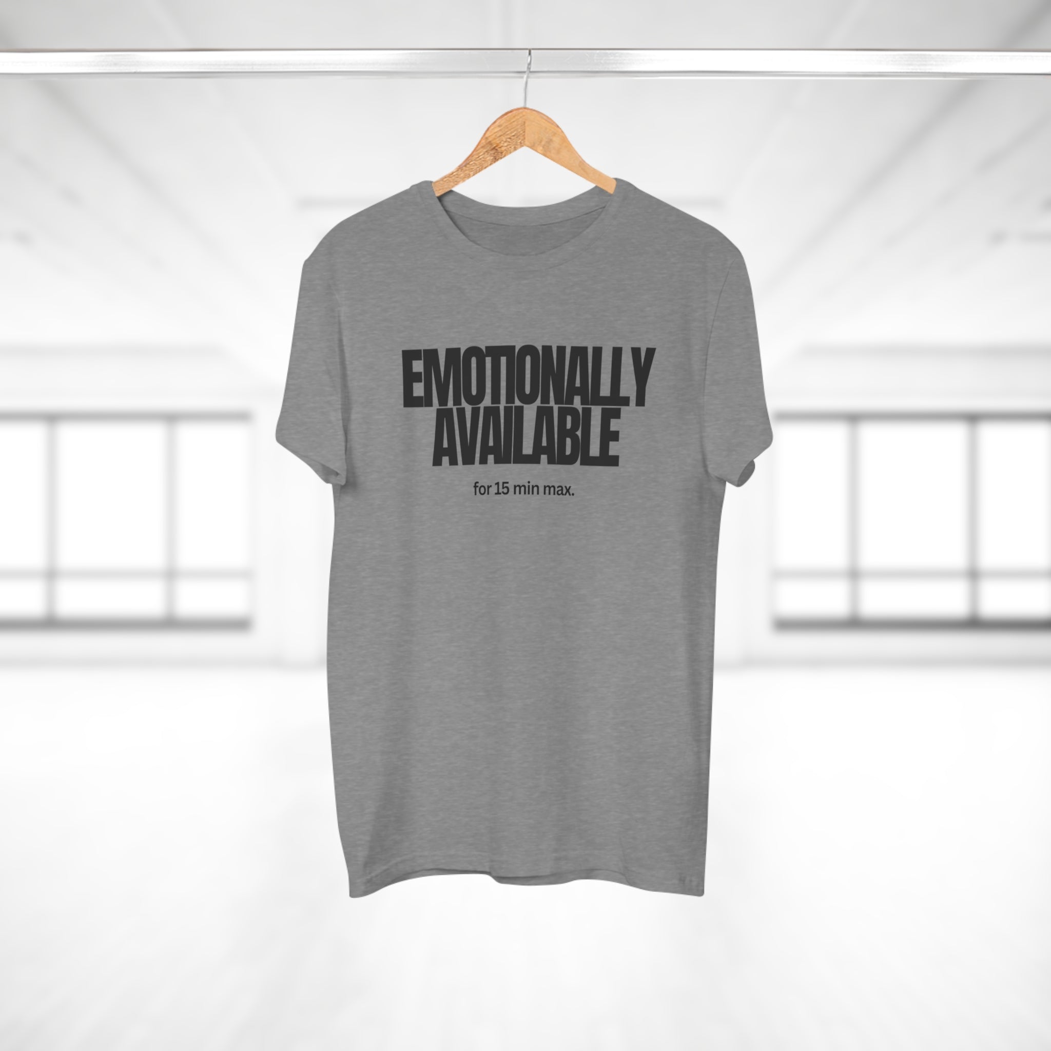 Emotionally Available for 15 min max. - Zeig Haltung – Männer Shirt mit Statement aus reiner Baumwolle