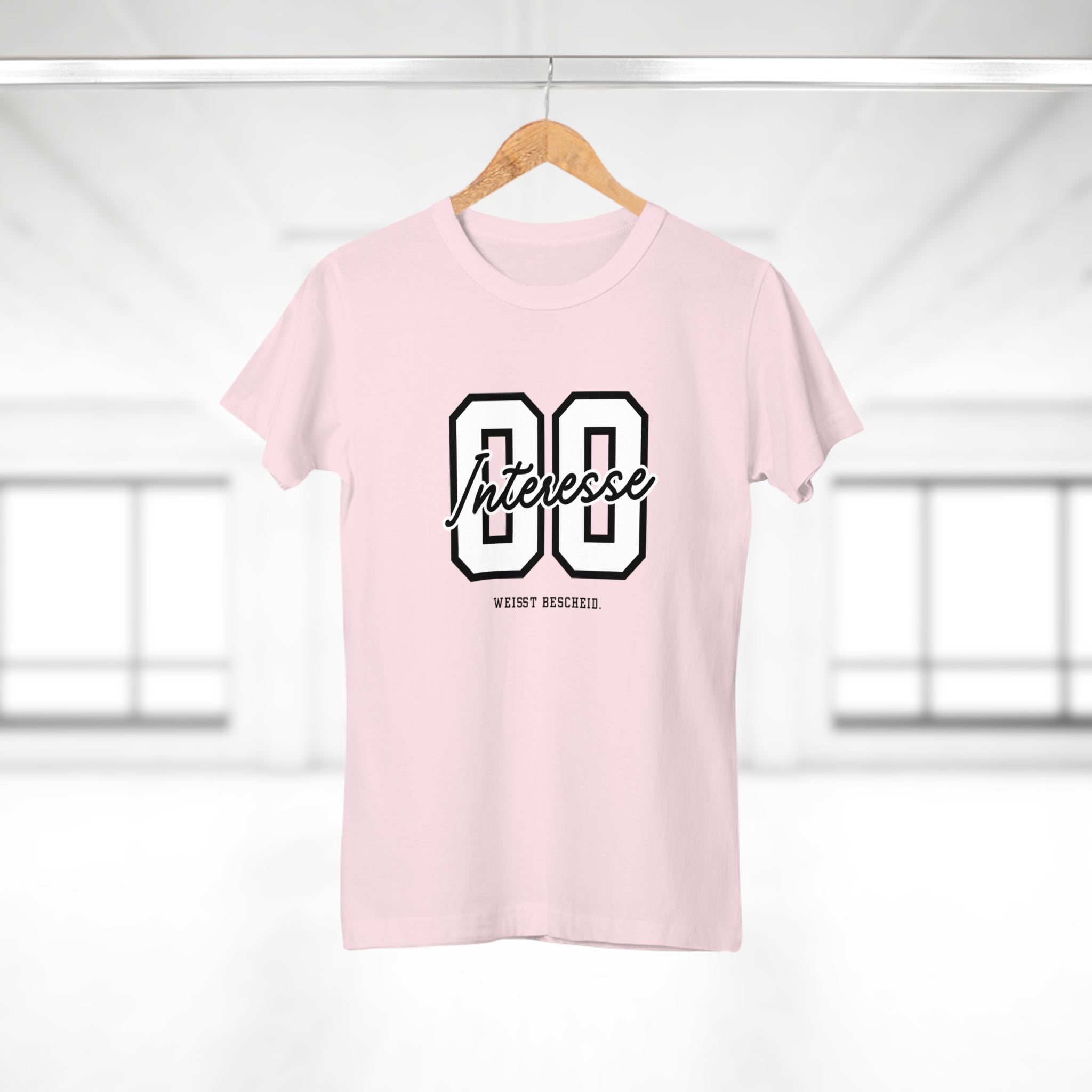 0 INTERESSE. WEISST BESCHEID - Sarkastisches Damen T-Shirt mit frechem Spruch – Ironisches Funshirt für Frauen mit Attitude | Humor Mode Geschenk