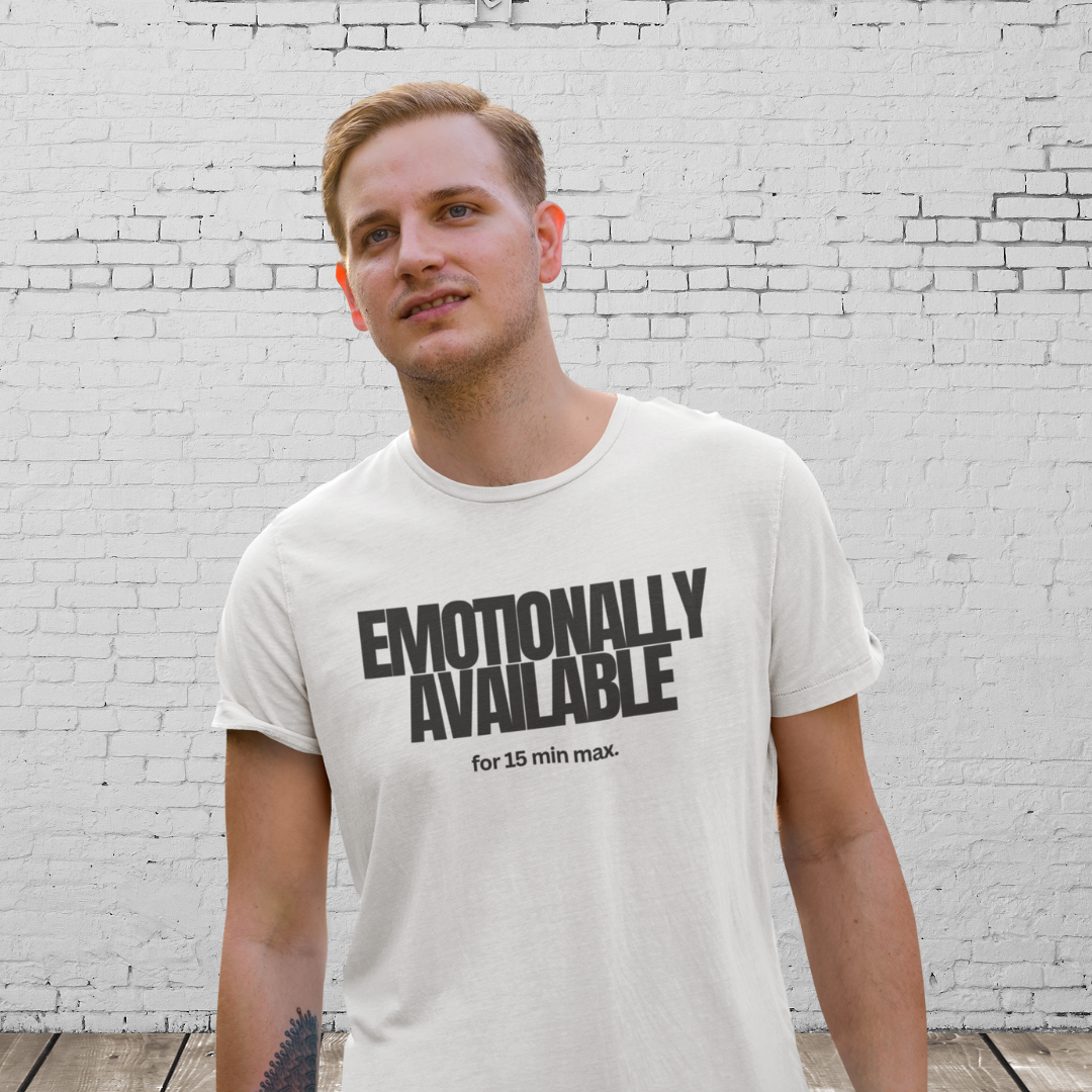 Emotionally Available for 15 min max. - Zeig Haltung – Männer Shirt mit Statement aus reiner Baumwolle