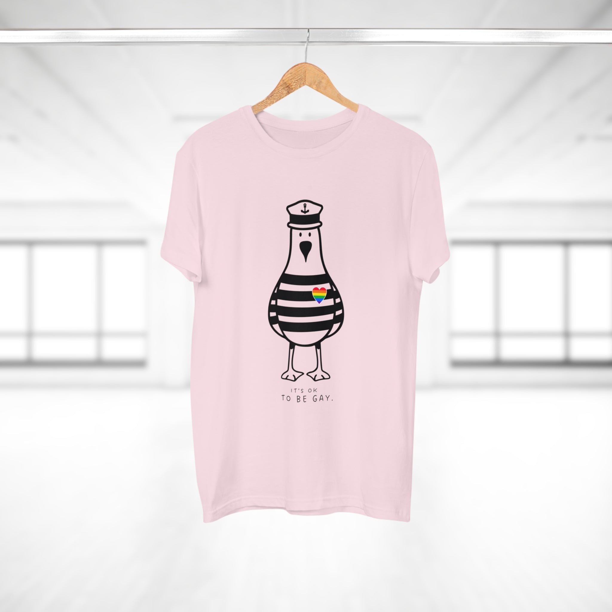 IT‘S OK TO BE GAY - Männer T-Shirt mit Möwenprint – Buntes Statement Shirt für Pride, Festival & Freizeit