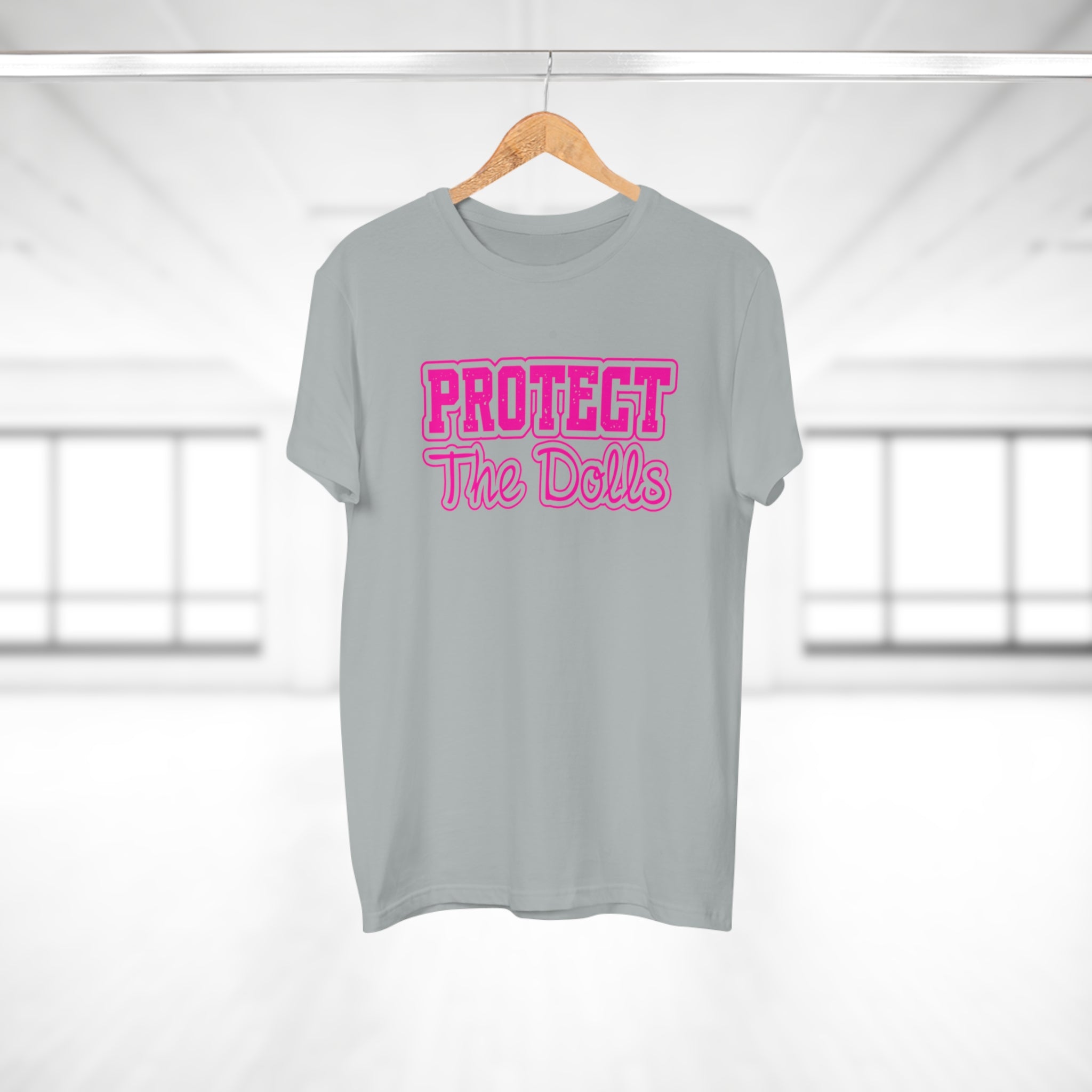 PROTECT THE DOLLS - Lässiges T-Shirt aus 100% Baumwolle mit auffälligem Print – Ideal für Alltag & Festival"