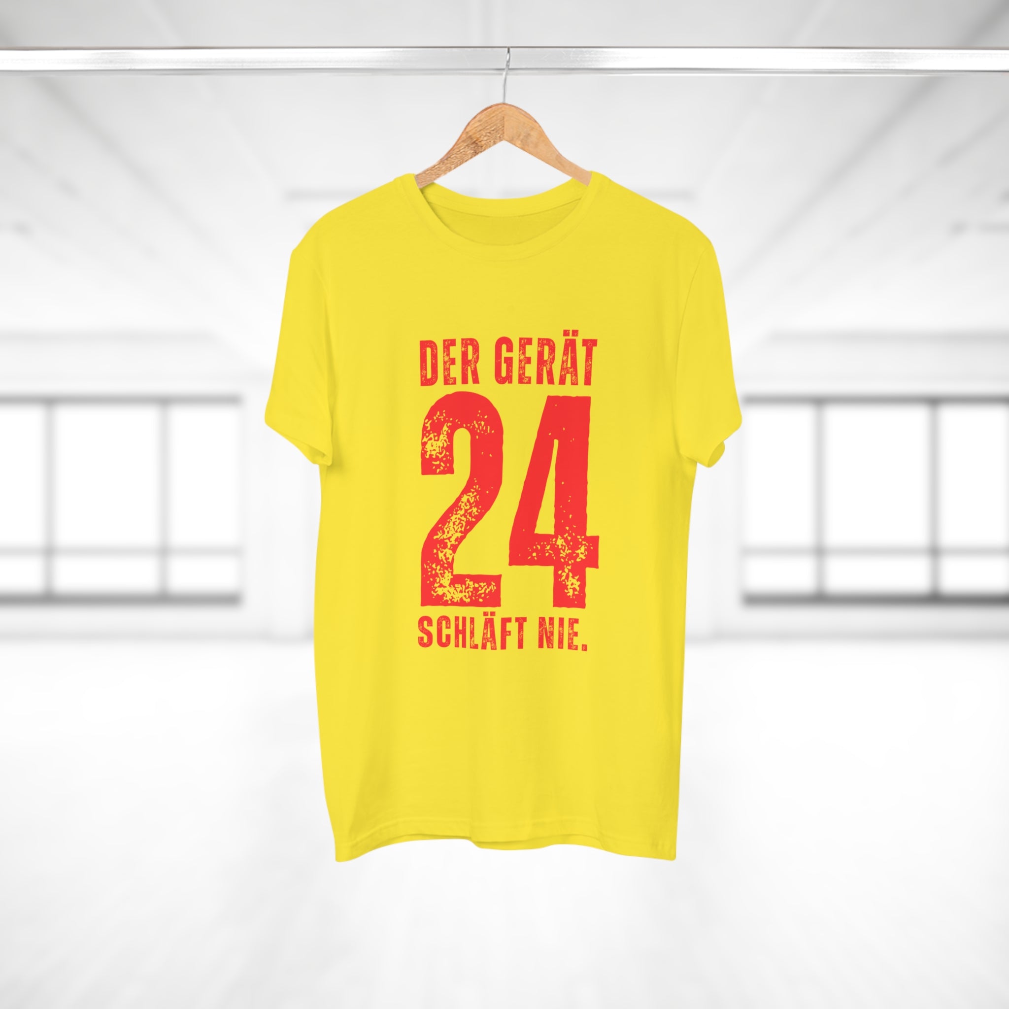DER GERÄT SCHLÄFT NIE - Baumwoll-Shirt mit Ansage – Reden ist Silber, Tragen ist Gold