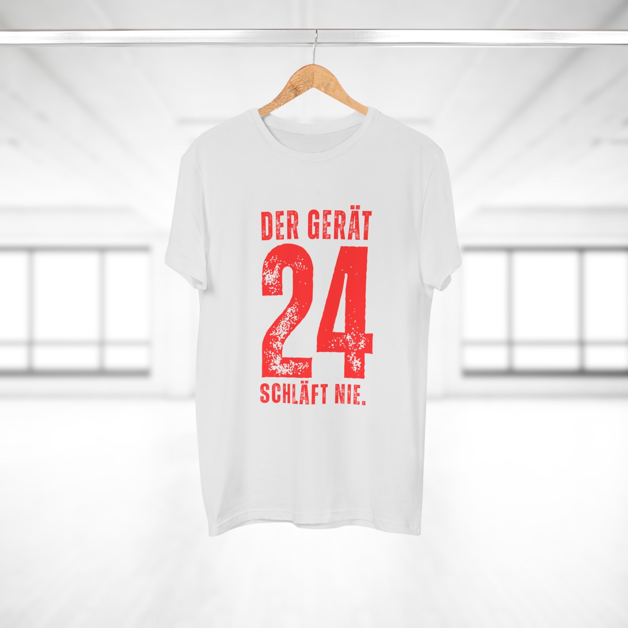 DER GERÄT SCHLÄFT NIE - Baumwoll-Shirt mit Ansage – Reden ist Silber, Tragen ist Gold
