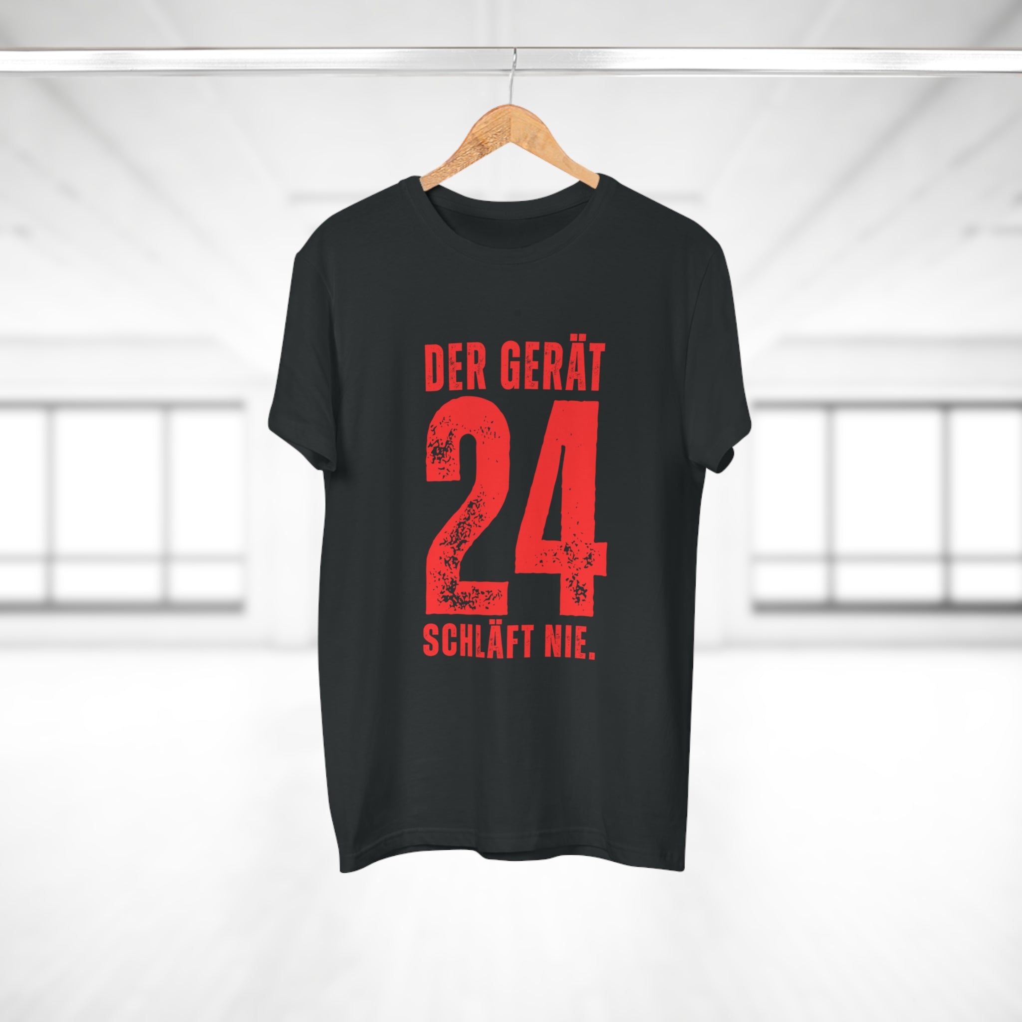 DER GERÄT SCHLÄFT NIE - Baumwoll-Shirt mit Ansage – Reden ist Silber, Tragen ist Gold