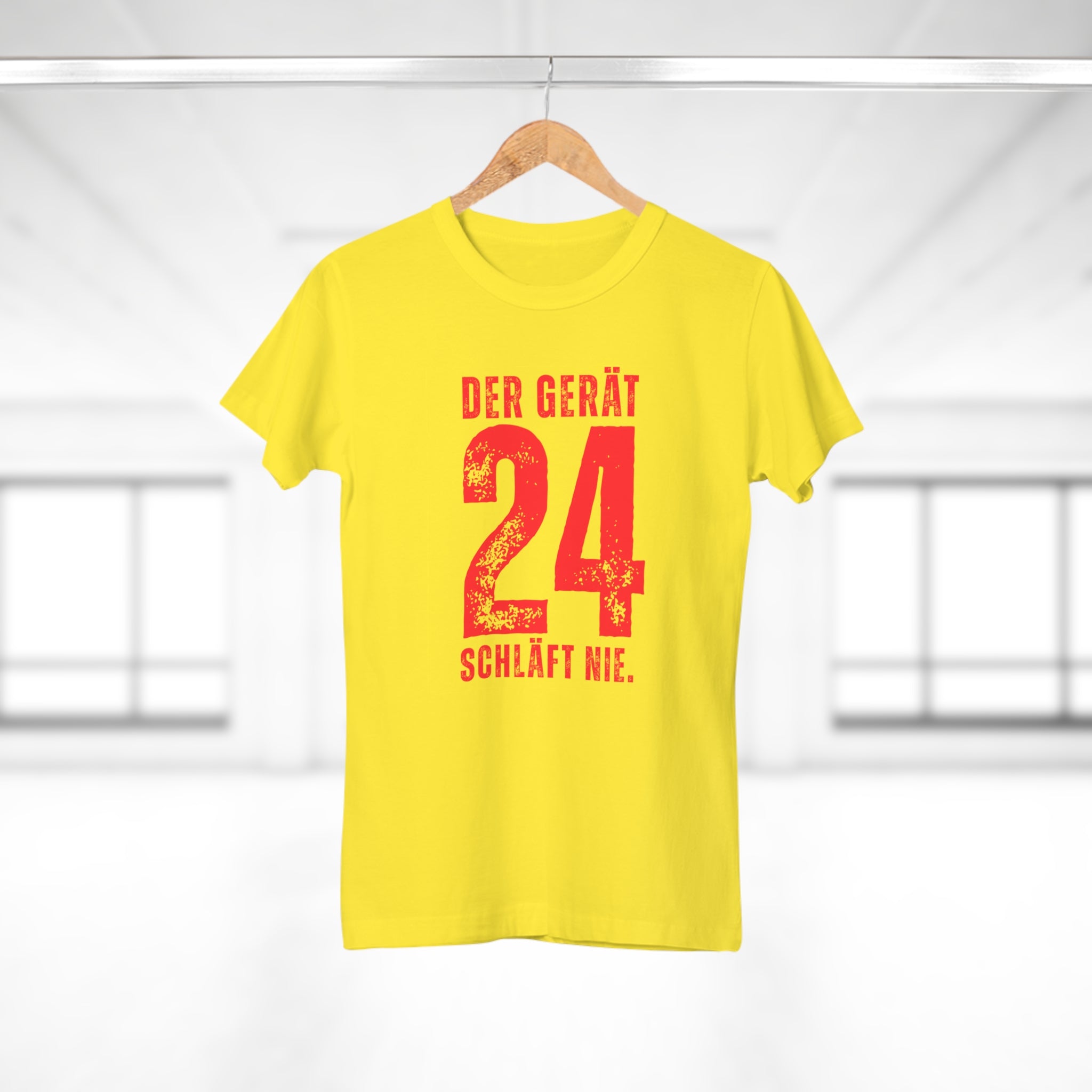 24 DER GERÄT SCHLÄFT NIE - Freches Shirt für starke Frauen – Stylisches T-Shirt mit Aussage