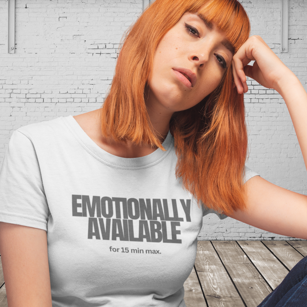 Emotionally Available for 15 min max. - Statement Shirt Frauen – Freches, witziges T-Shirt mit Spruch für Powerfrauen & Girlbosses
