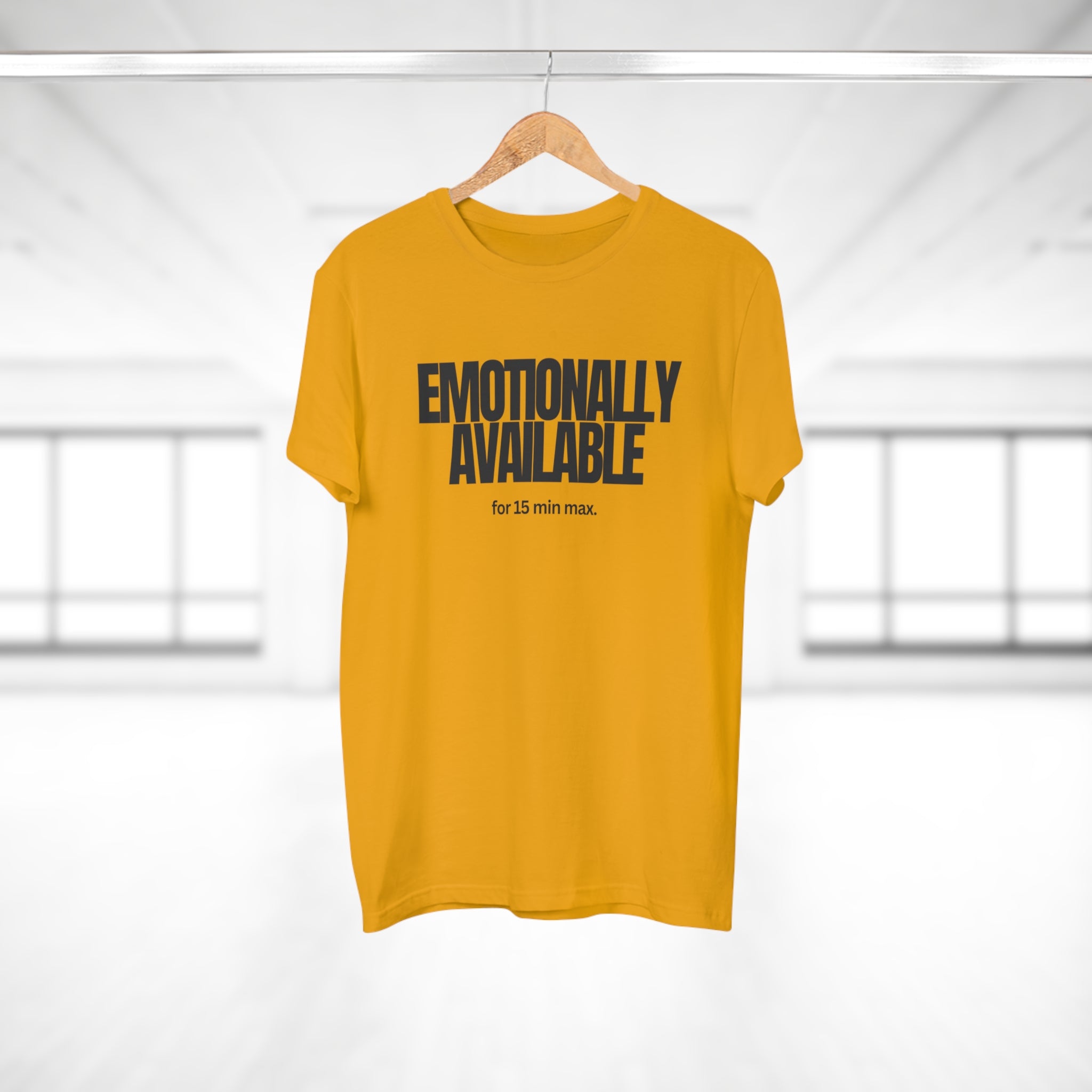 Emotionally Available for 15 min max. - Zeig Haltung – Männer Shirt mit Statement aus reiner Baumwolle
