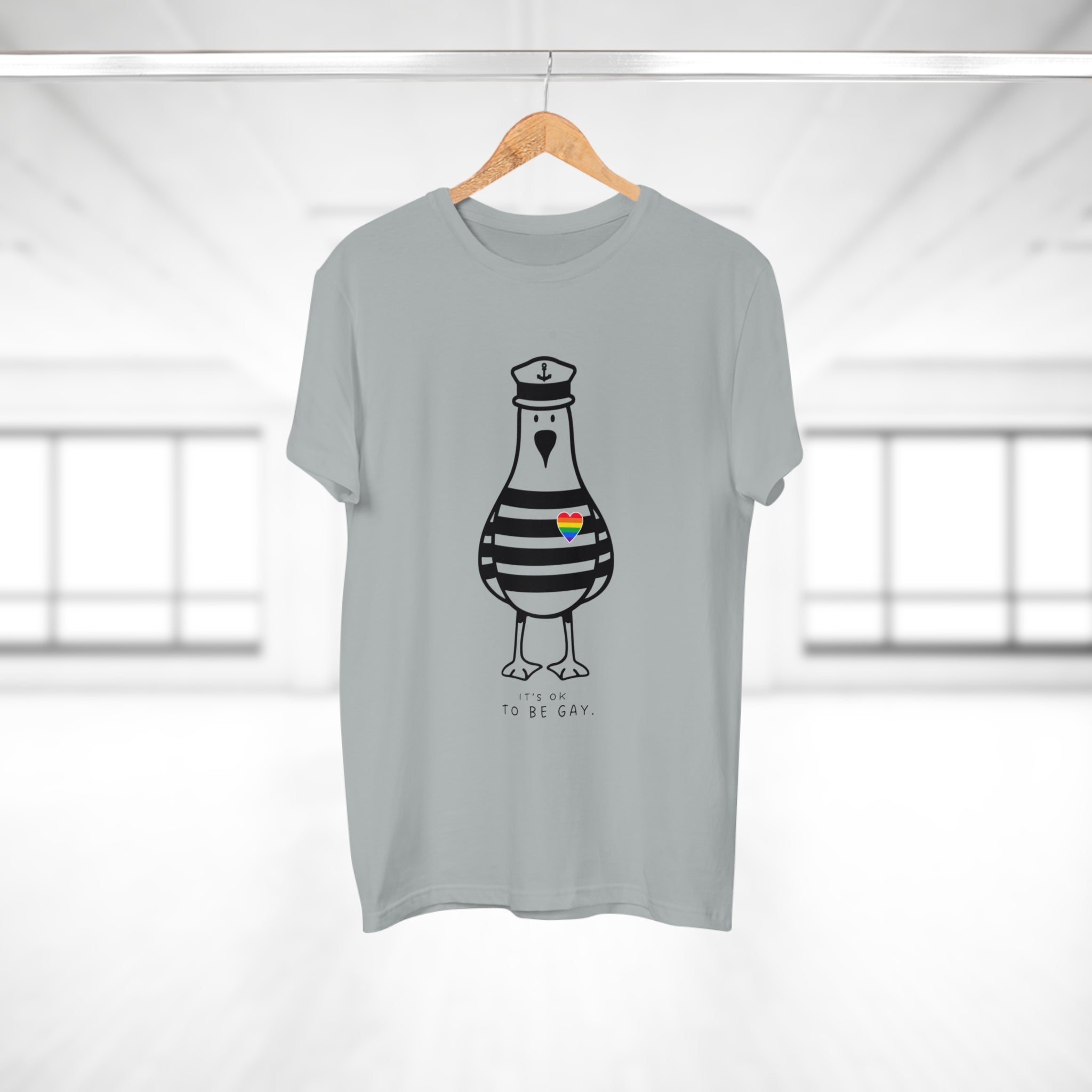 IT‘S OK TO BE GAY - Männer T-Shirt mit Möwenprint – Buntes Statement Shirt für Pride, Festival & Freizeit