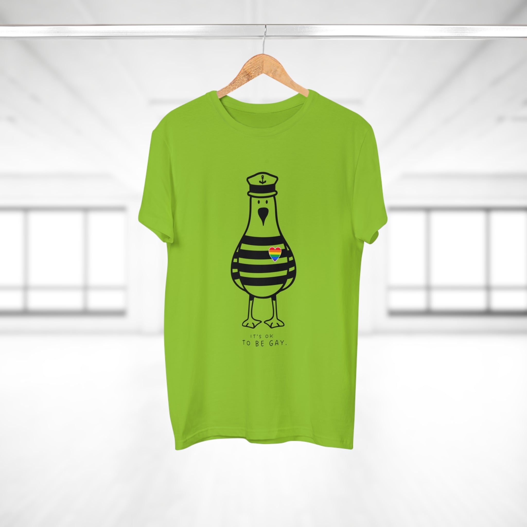 IT‘S OK TO BE GAY - Männer T-Shirt mit Möwenprint – Buntes Statement Shirt für Pride, Festival & Freizeit