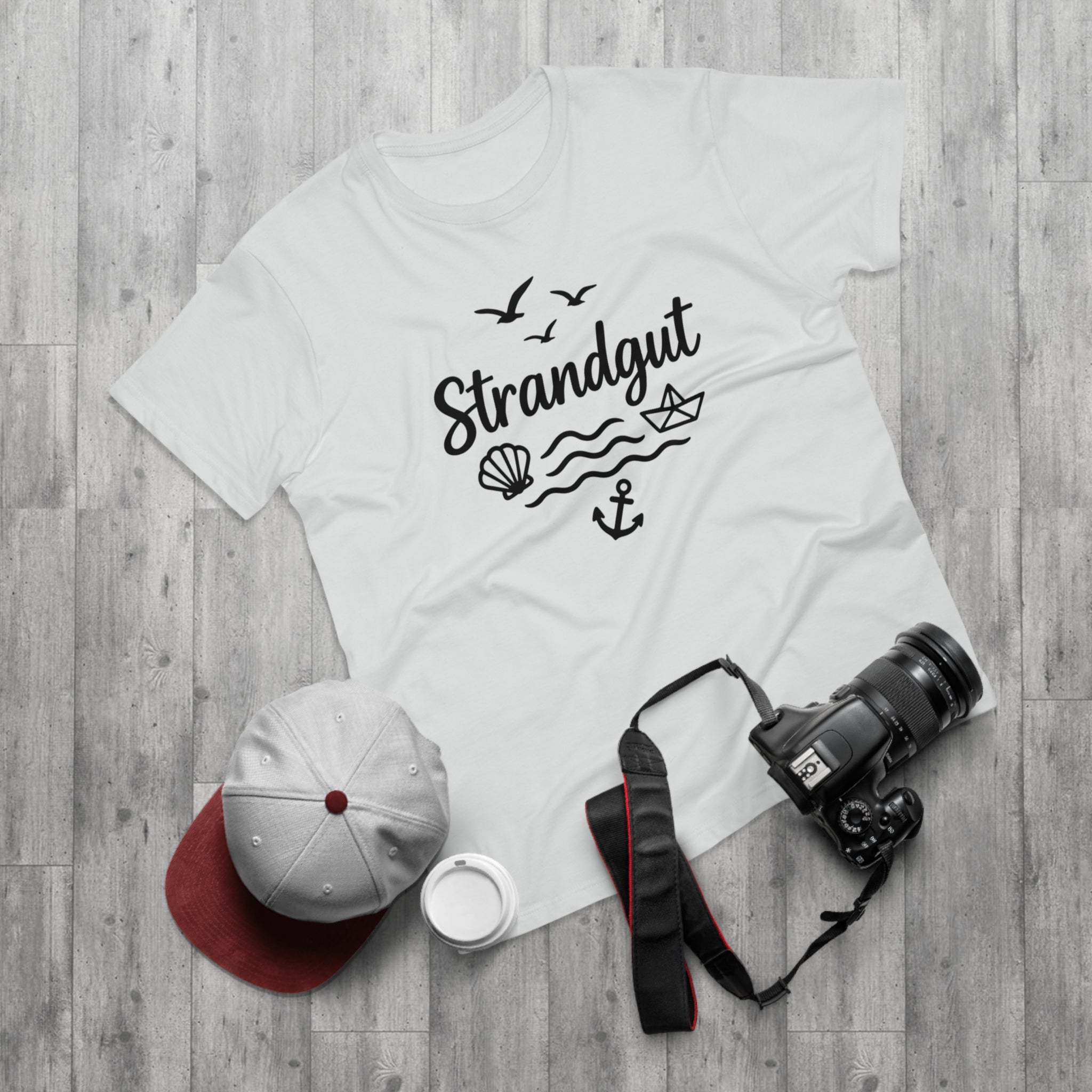 Strandgut T-Shirt – Maritimes Shirt mit Muschel, Anker & Papierboot – Küstenmode