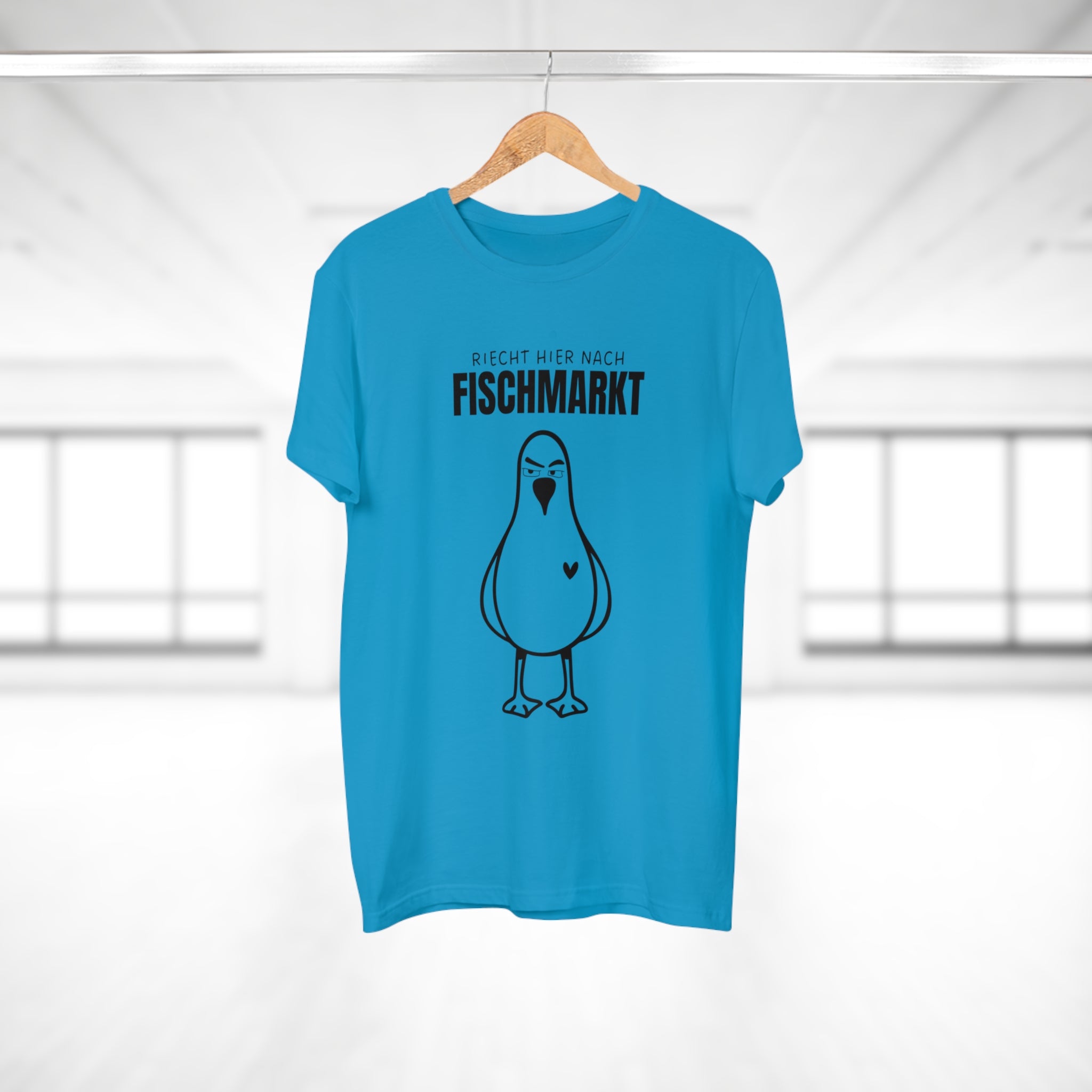 RIECHT HIER NACH FISCHMARKT
- Freches Hamburg Shirt – Mit hanseatischem Humor und maritimem Flair