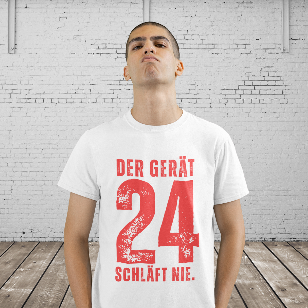 DER GERÄT SCHLÄFT NIE - Baumwoll-Shirt mit Ansage – Reden ist Silber, Tragen ist Gold