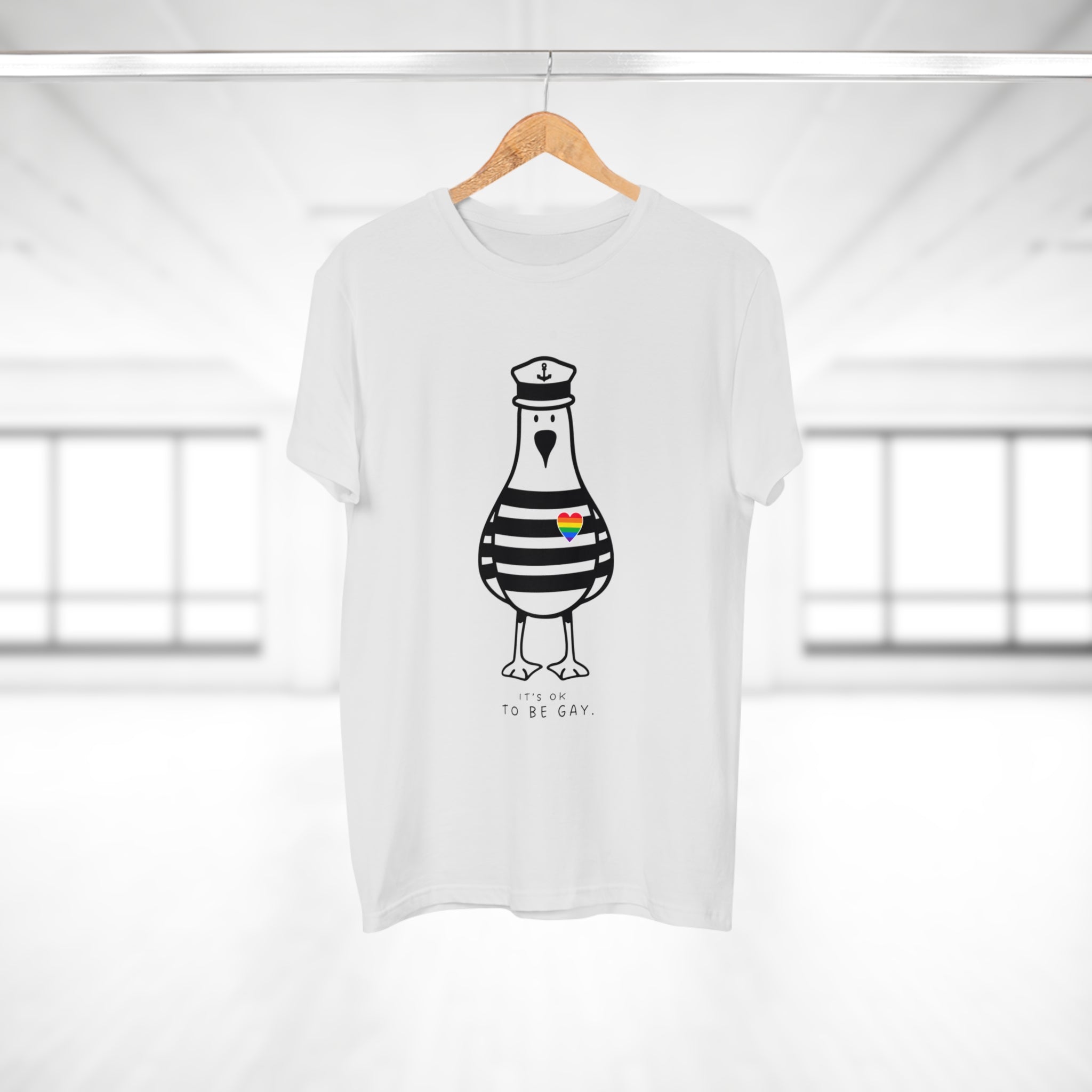 IT‘S OK TO BE GAY - Männer T-Shirt mit Möwenprint – Buntes Statement Shirt für Pride, Festival & Freizeit
