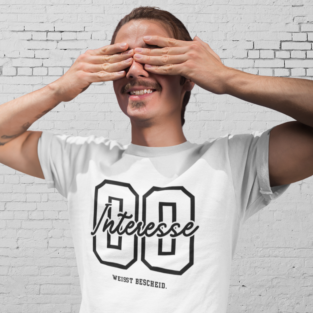 INTERESSE. WEISST BESCHEID - Sarkastisches Herren T-Shirt mit frechem Spruch – Ironisches Funshirt