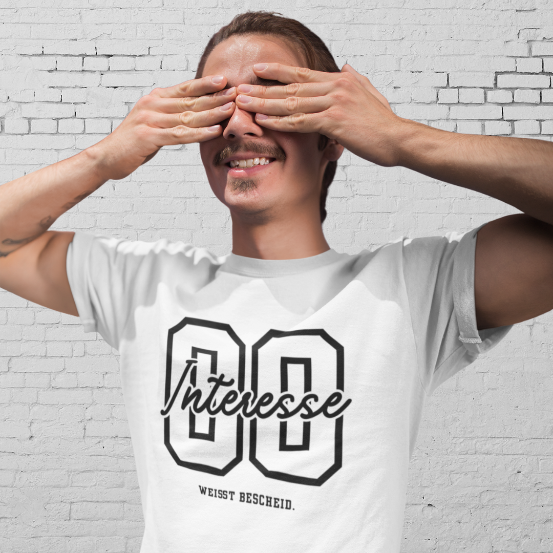 INTERESSE. WEISST BESCHEID - Sarkastisches Herren T-Shirt mit frechem Spruch – Ironisches Funshirt