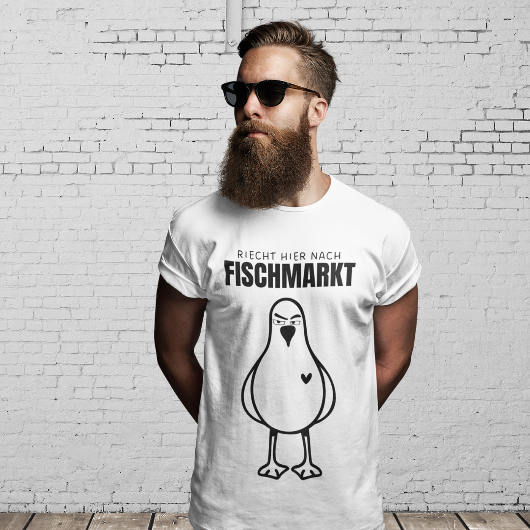RIECHT HIER NACH FISCHMARKT
- Freches Hamburg Shirt – Mit hanseatischem Humor und maritimem Flair